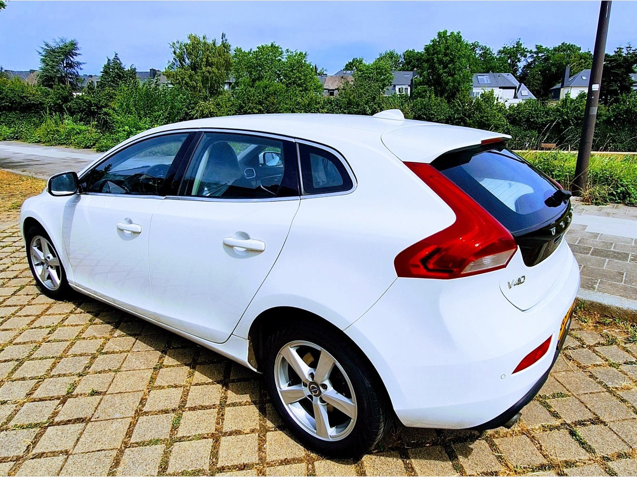 Volvo V40 T2 Momentum (1.6, 4-cylinder, 6-speed) (2013) - Photo 2