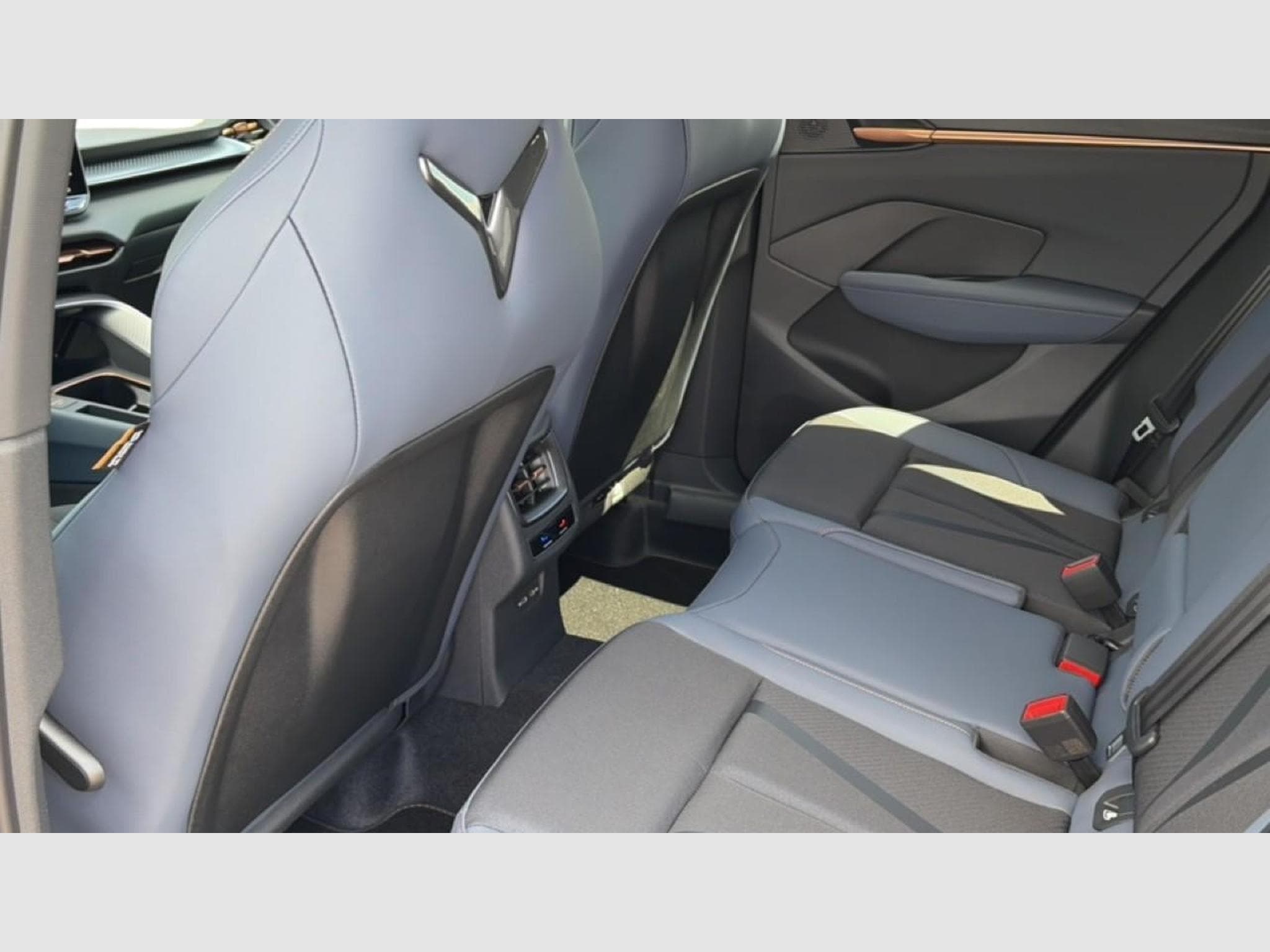 Cupra Terramar 1.5 ETSI HYBRID 150 DSG7 V (2026) - Photo 6