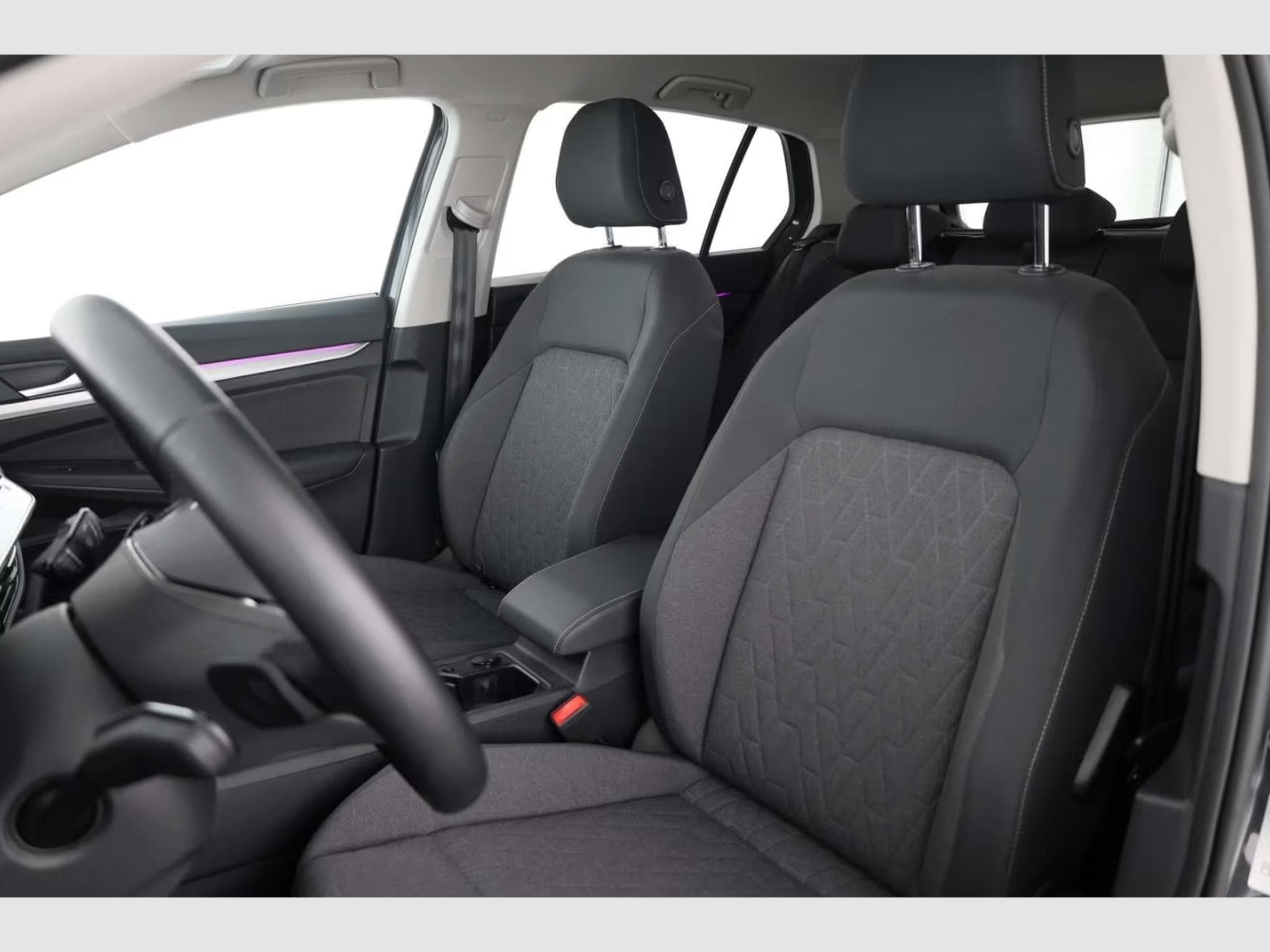 VW Golf VIII 1.5 eHybrid Life DSG NAV/LED/RFK/ACC/18'' (2025) - Photo 8