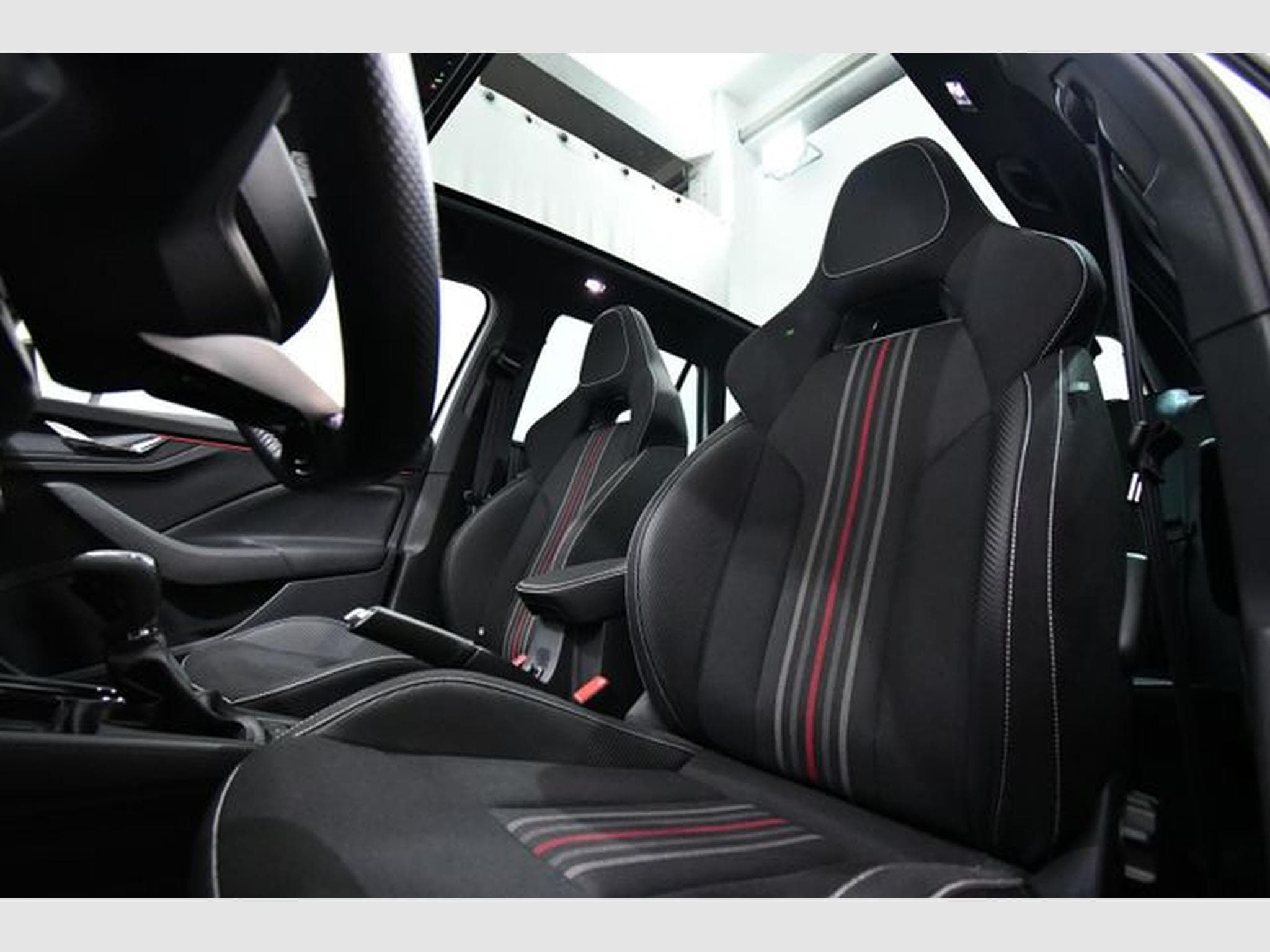 Skoda Kamiq Kamiq Monte Carlo, Navi, Pano., 17", R-View (2025) - Photo 8