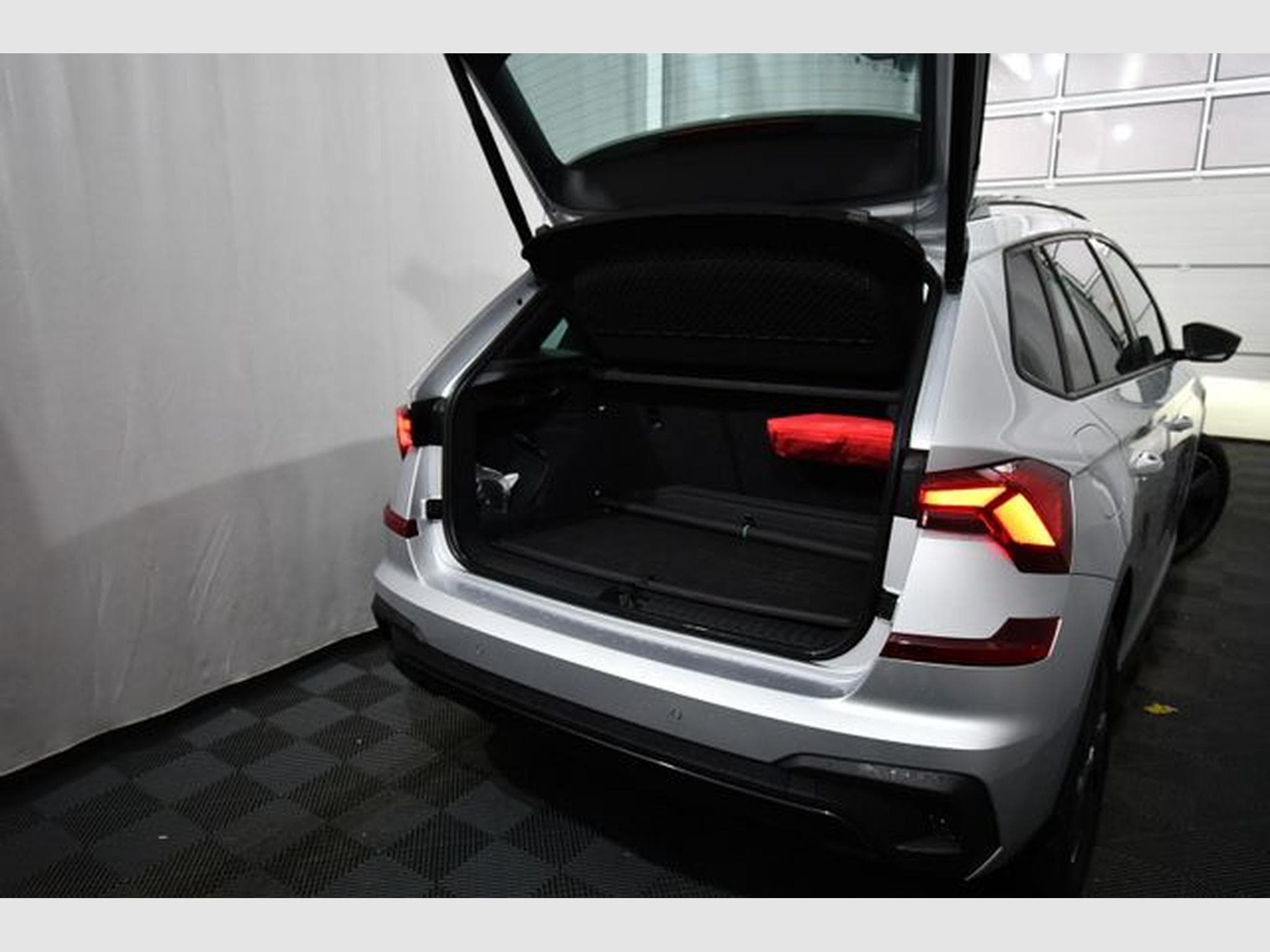 Skoda Kamiq Kamiq Monte Carlo, Pano., 17", Nnavi, ACC, R-Vie (2025) - Photo 5