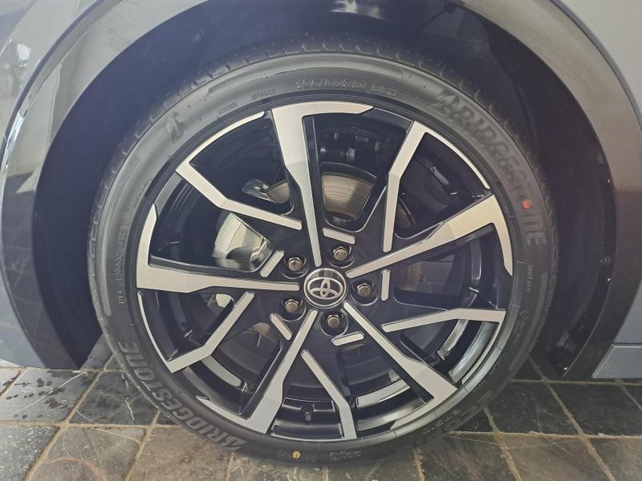 Toyota Prius Premium Plus PHEV (2024) - Photo 18