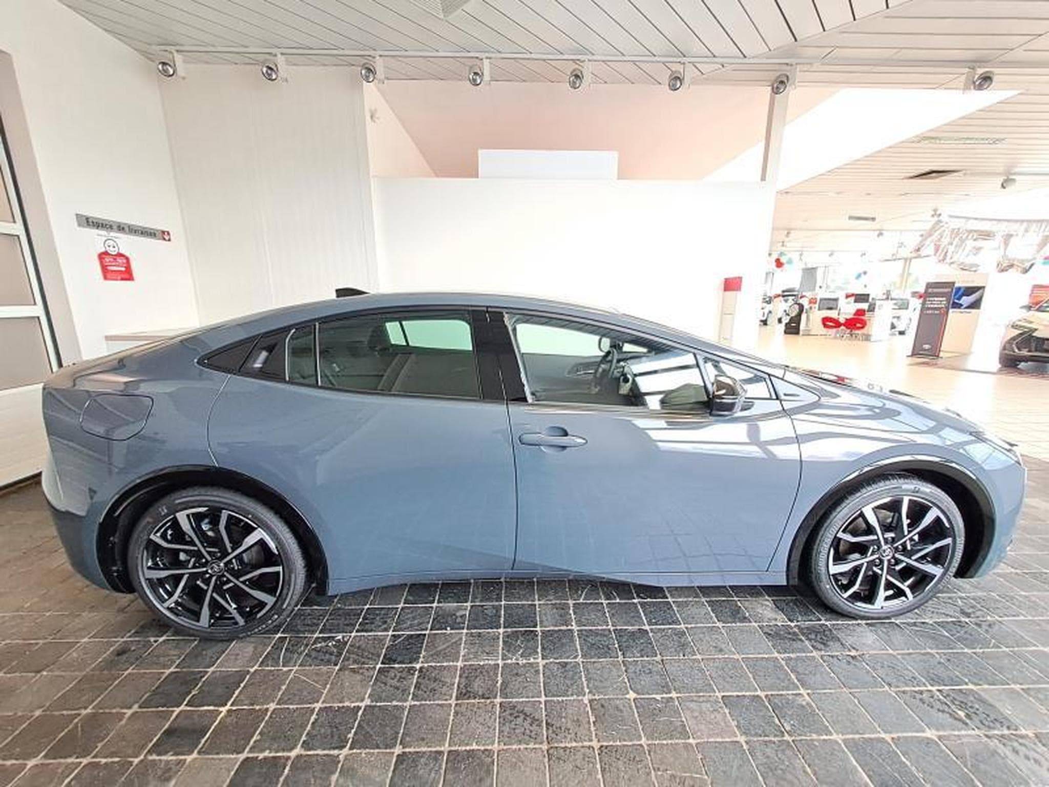 Toyota Prius Premium Plus PHEV (2024) - Photo 23