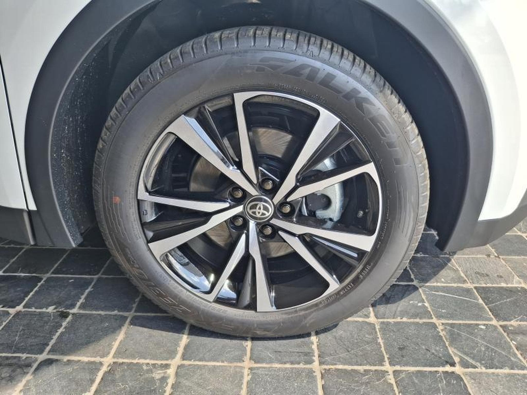 Toyota C-HR Elite PHEV (2025) - Photo 12