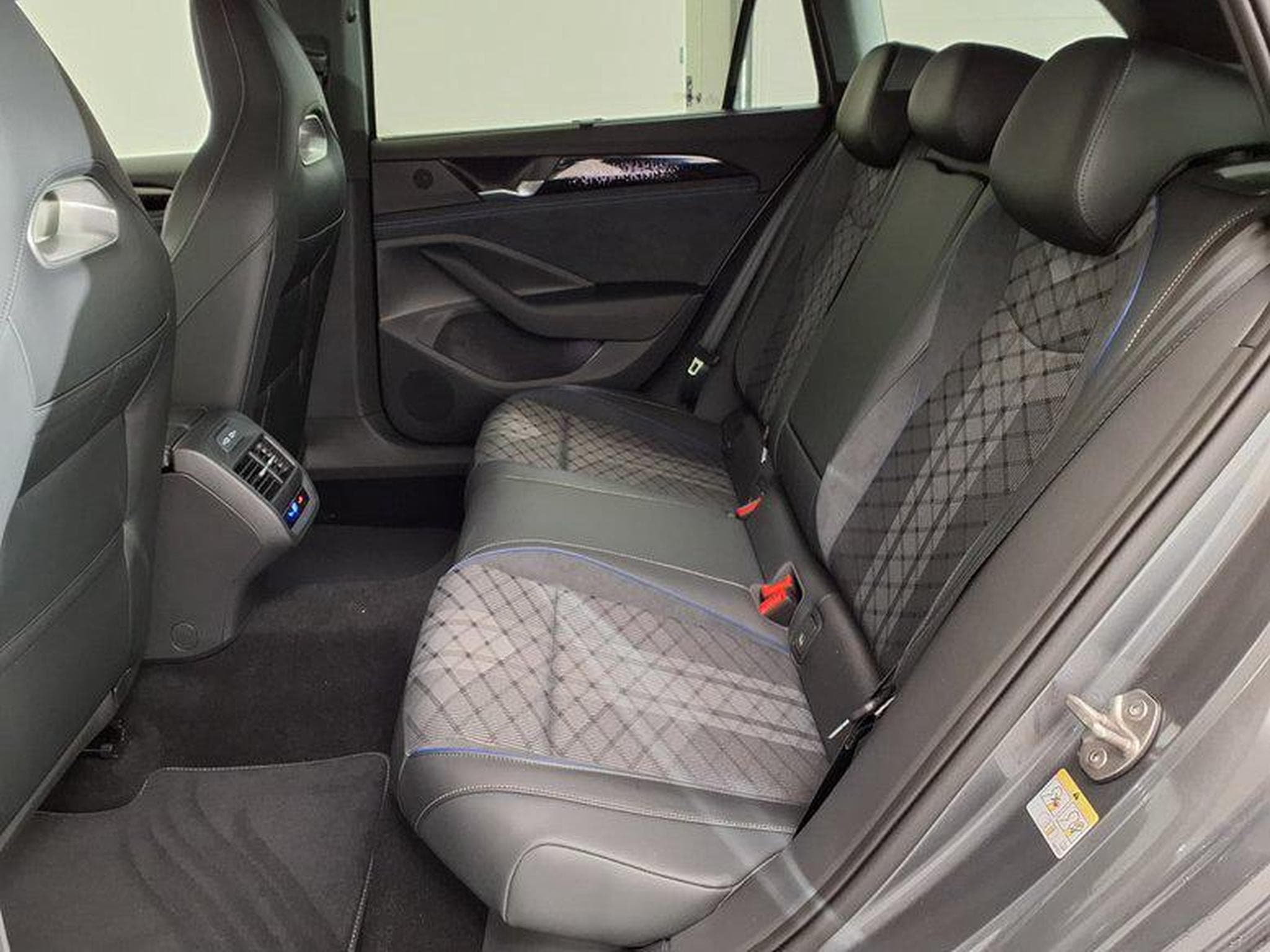 VW Passat Variant R-Line 2.0 TSI 7-Gang-DSG 4x4 (2026) - Photo 10