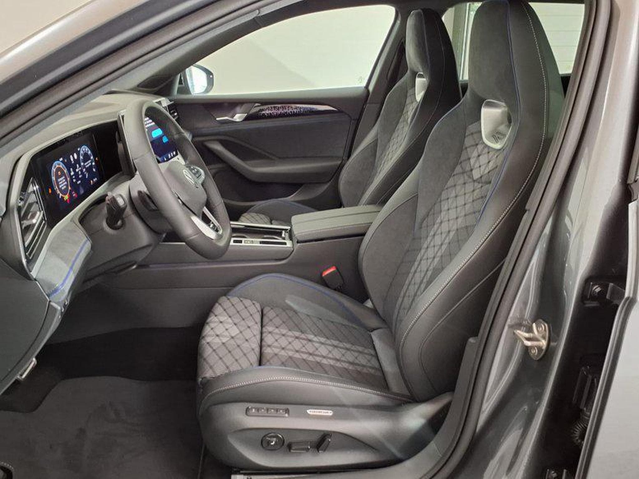 VW Passat Variant R-Line 2.0 TSI 7-Gang-DSG 4x4 (2025) - Photo 9