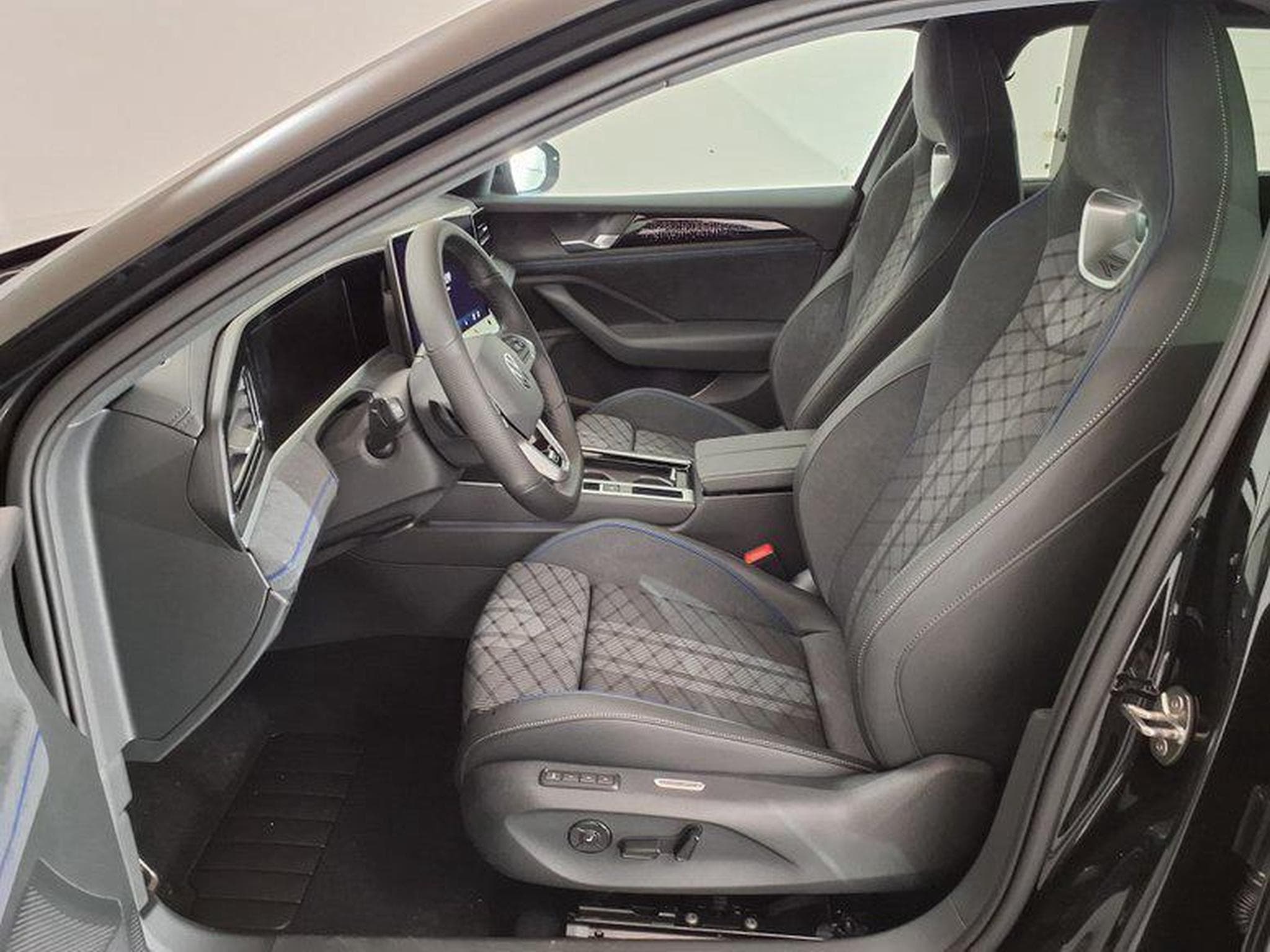 VW Passat Variant R-Line 2.0 TSI 7-Gang-DSG 4x4 (2025) - Photo 9
