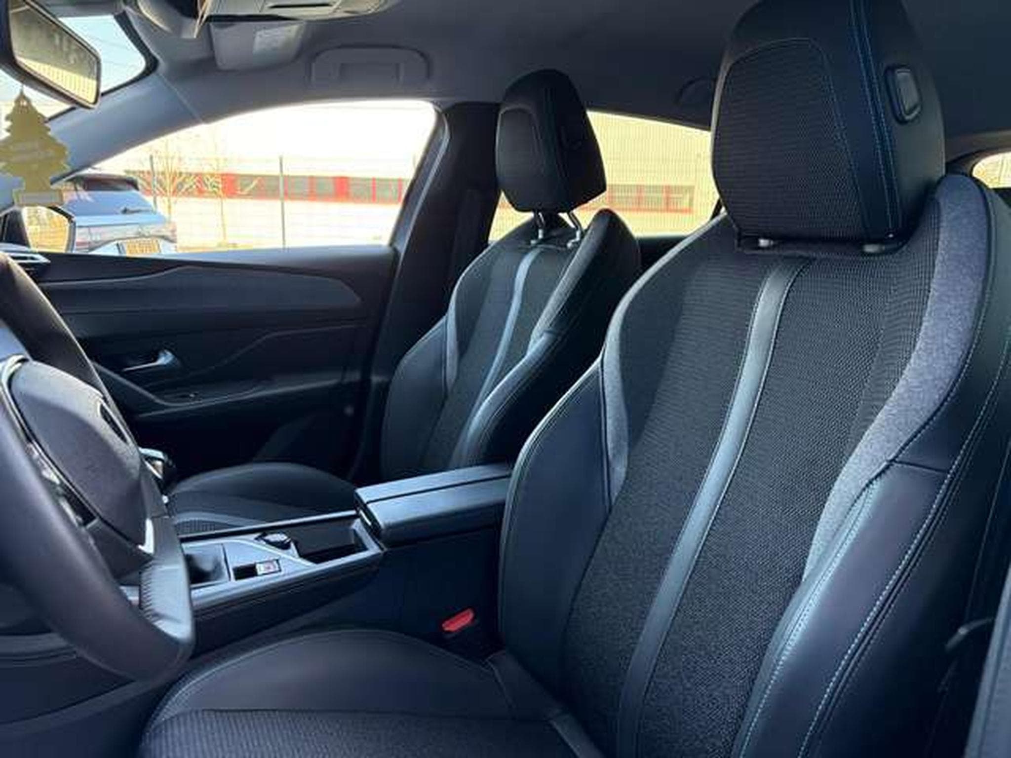 Peugeot 308 1.2 PURETECH 130CH S&S ALLURE (2023) - Photo 5