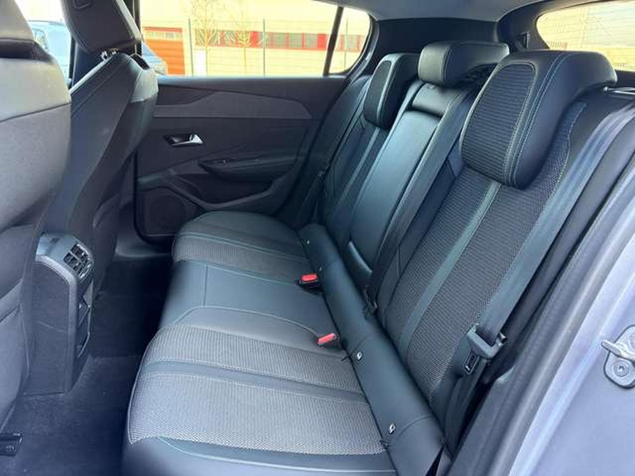 Peugeot 308 1.2 PURETECH 130CH S&S ALLURE (2023) - Photo 6
