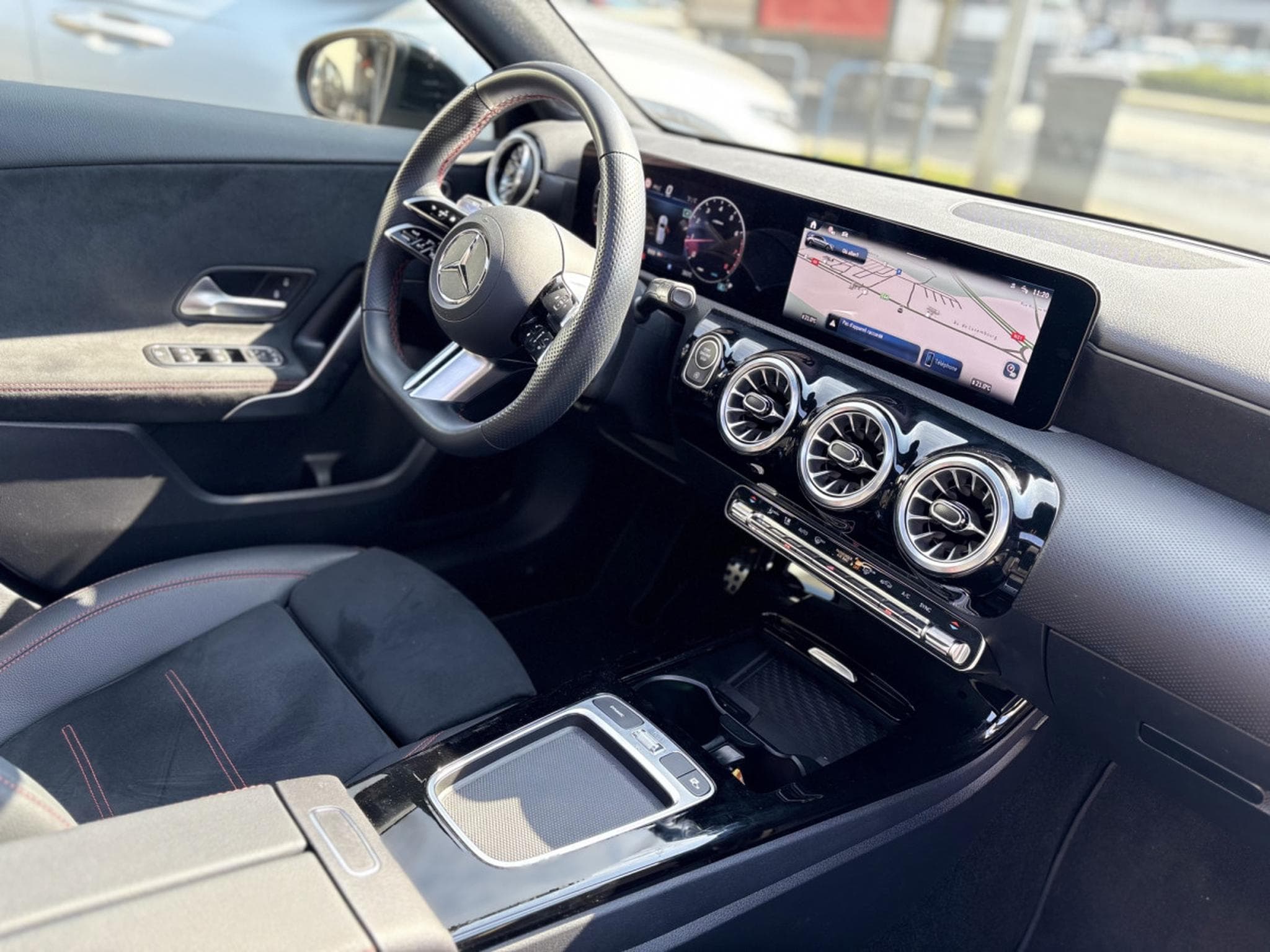 Mercedes A 180 AMG LINE * CAMERA 360 * PANORAMA * 7G-DCT (2024) - Photo 6