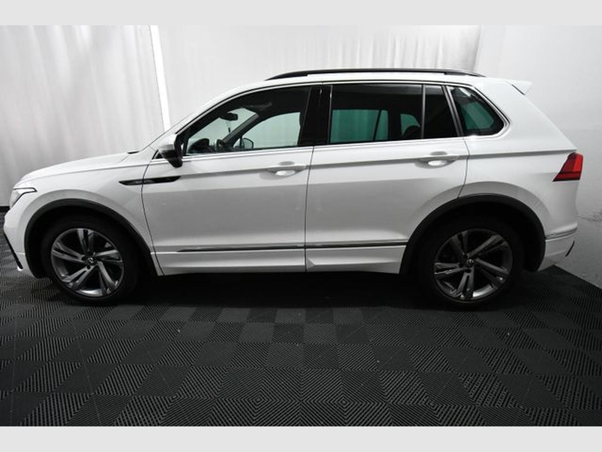 VW Tiguan Tiguan R-Line, AHK, ACC, M-LED, 19", R-View (2023) - Photo 2