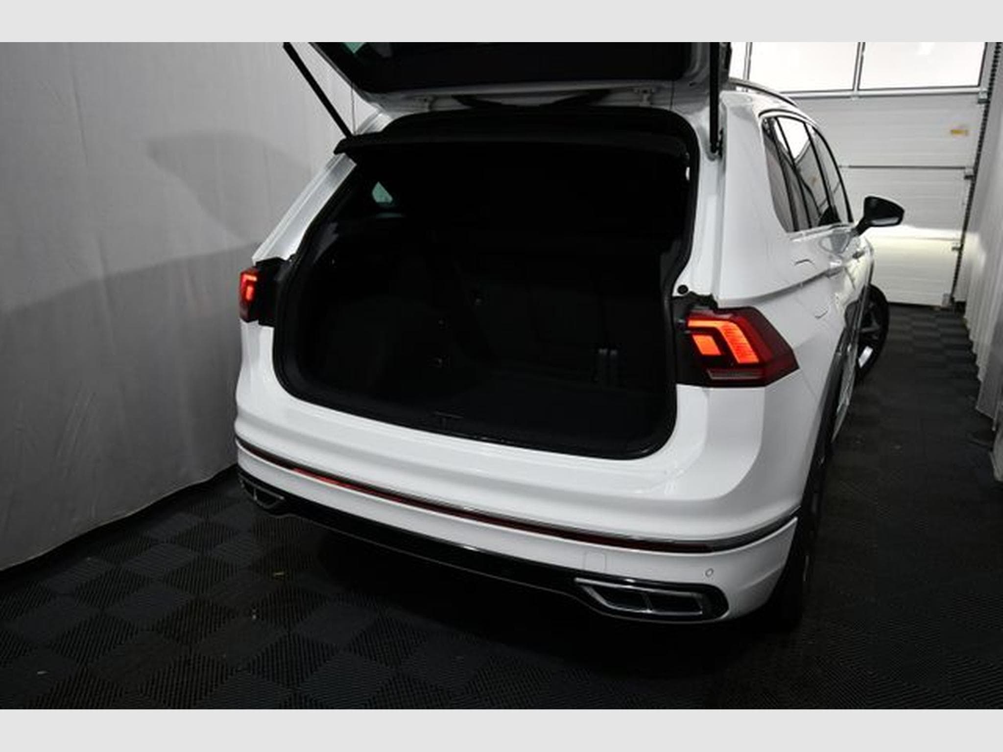 VW Tiguan Tiguan R-Line, AHK, ACC, M-LED, 19", R-View (2023) - Photo 5
