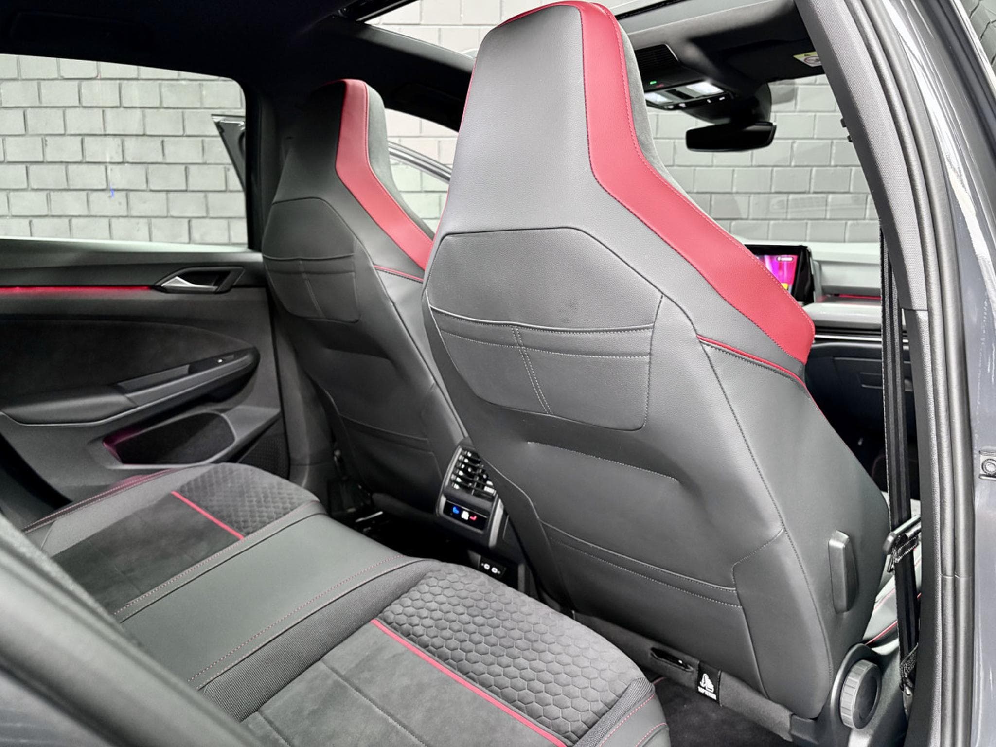 VW Golf GTI Clubsport 2.0 TSI 300 CV DSG7 *MATRIX* *TÊTE HAUTE* *PAN (2024) - Photo 23