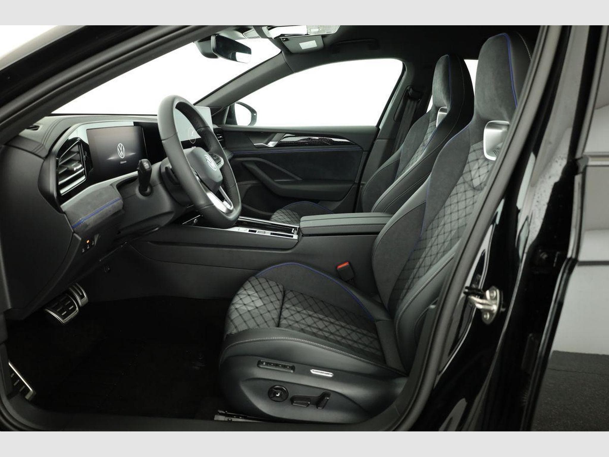 VW Passat Variant 2.0 TDI 142 kW 4Motion R-Line (2026) - Photo 9