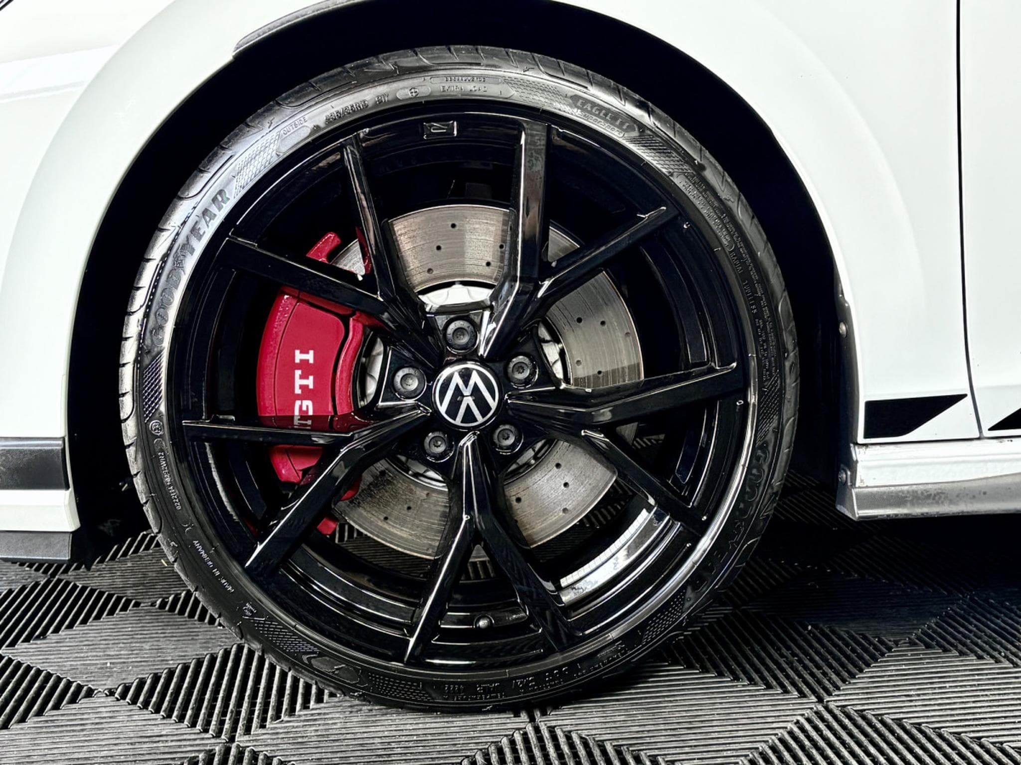 VW Golf GTI Clubsport 2.0 TSI 300CV DSG7 ** DCC ** Matrix ** Caméra (2023) - Photo 21