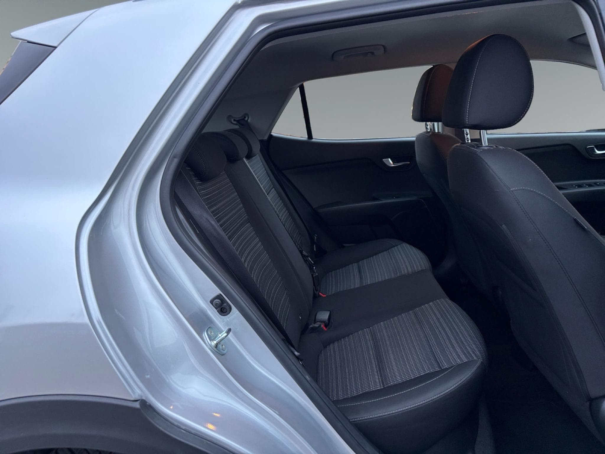 Kia Stonic Pulse 1.0T ISG (2024) - Photo 13