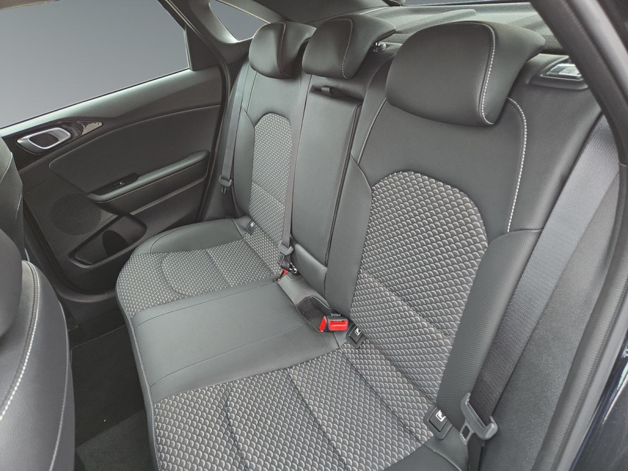 Kia Ceed Pulse 1.0 T-GDi 100 MHEV DCT7 (2025) - Photo 15