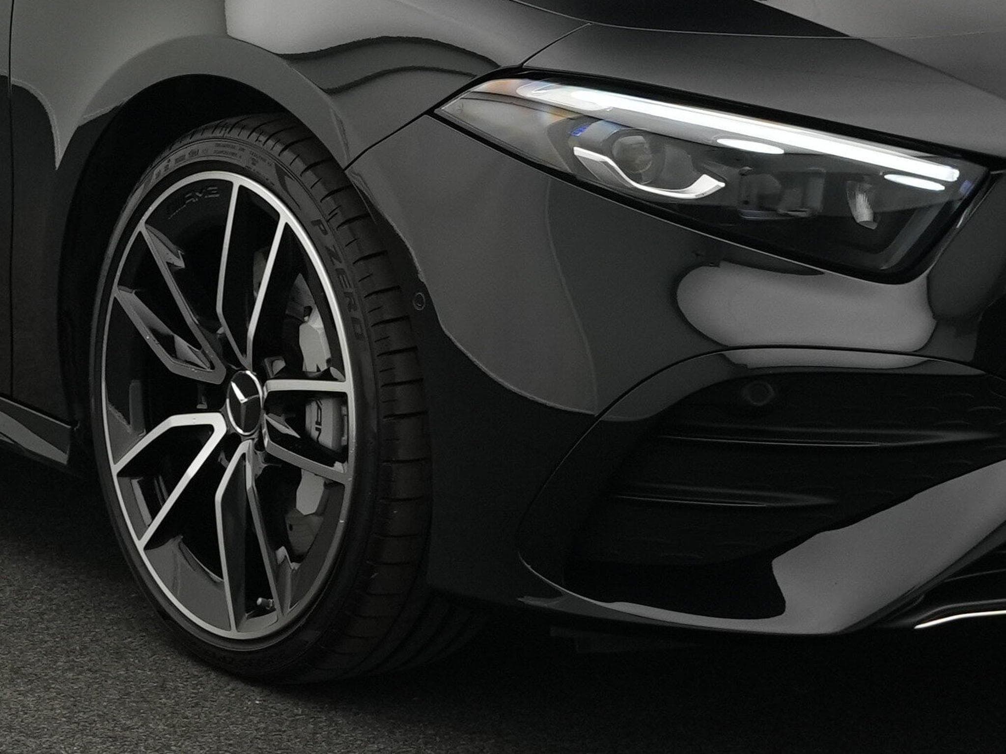 Mercedes A 35 AMG 4MATIC Multi+Kamera+MBUX+Ambi (2025) - Photo 7