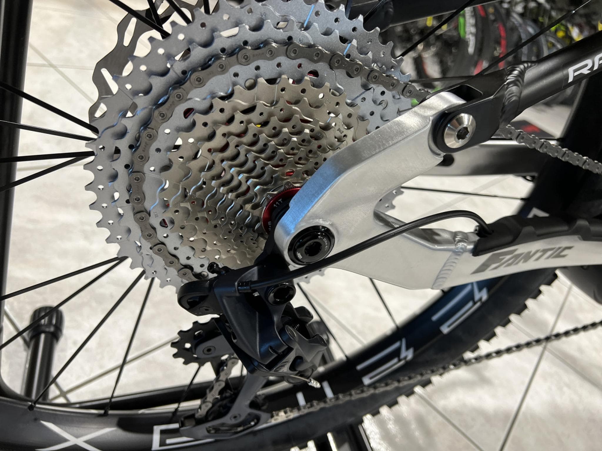 Fantic XEF 1.9 RACE 720Wh, 29''-27,5'', freins 4 pistons, 90 Nm (2026) - Photo 11