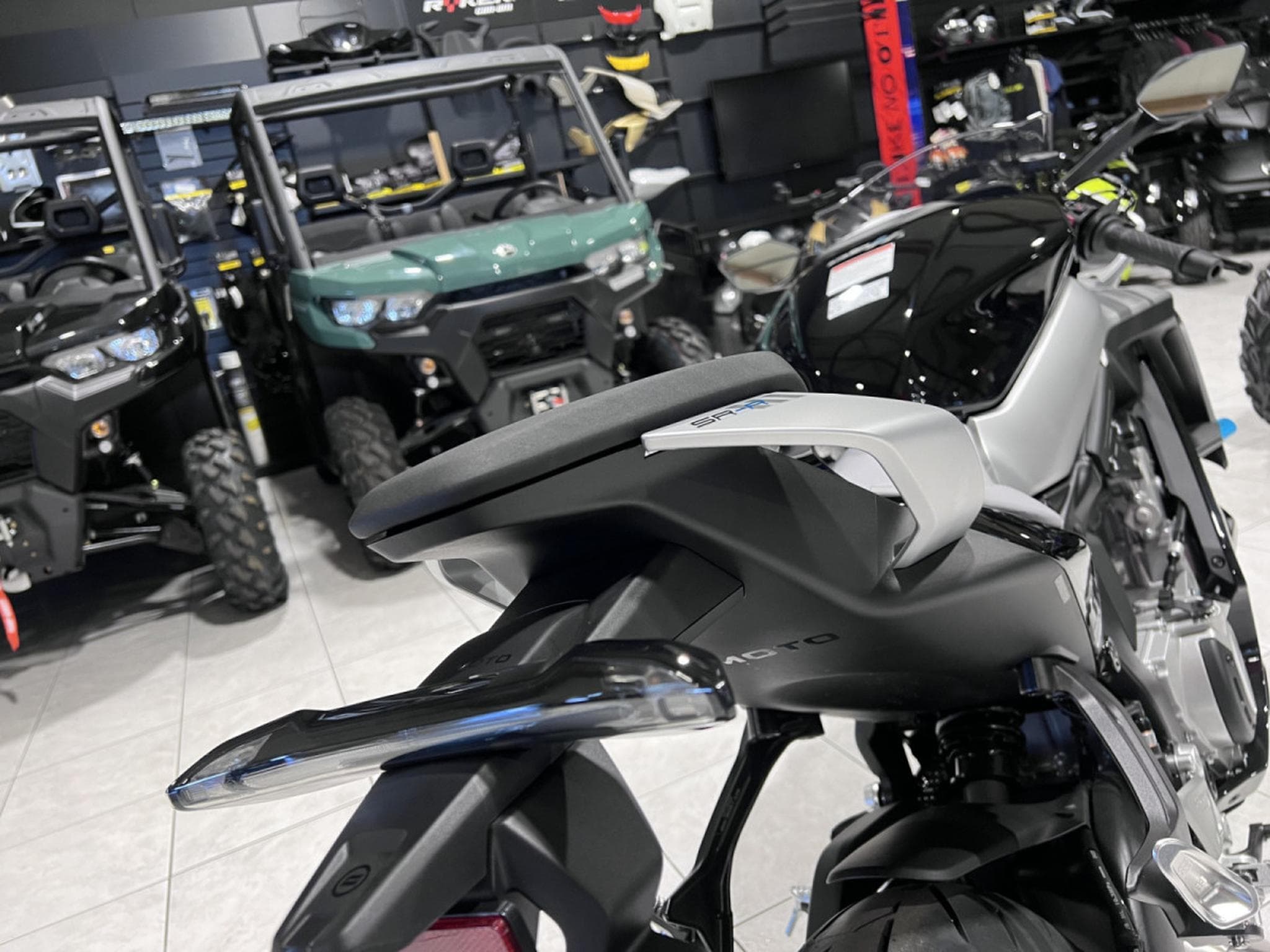 CF Moto 675 SR-R (2026) - Photo 5