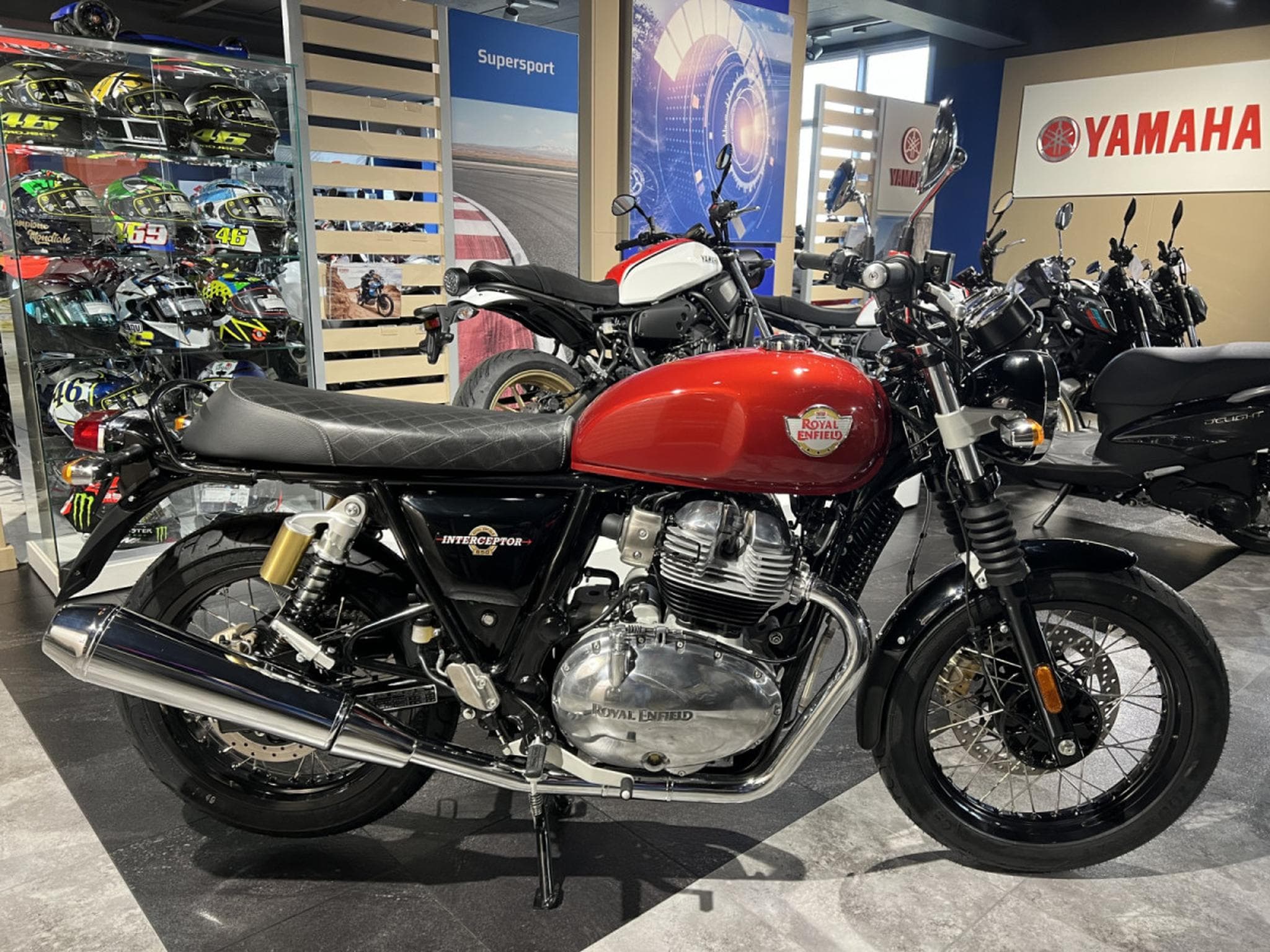 Royal Enfield Interceptor Canyon Red (2025) - Photo 1