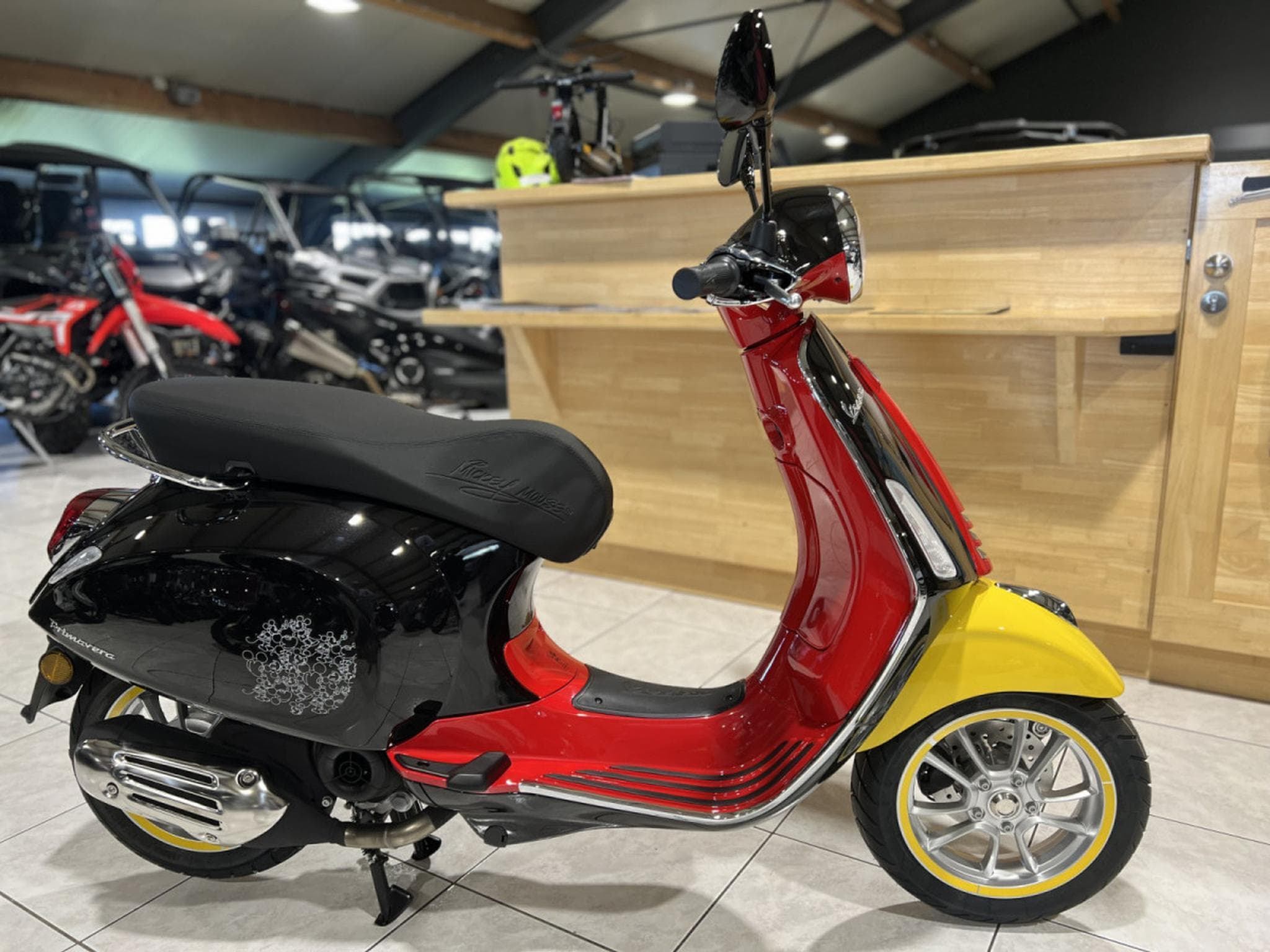 Vespa Primavera Mickey Mouse Edition 4T  classe B 45 Km/h (2025) - Photo 1