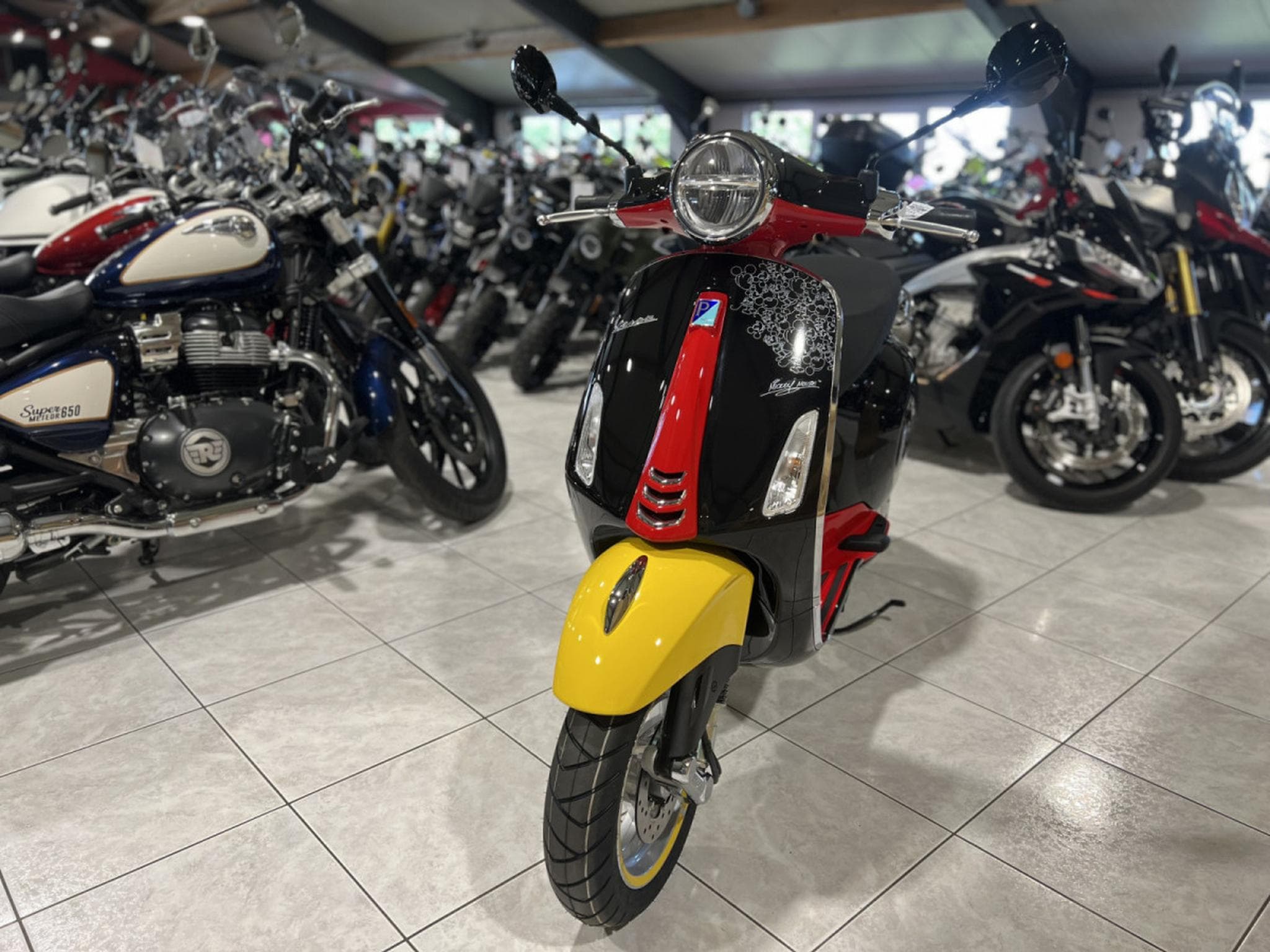 Vespa Primavera Mickey Mouse Edition 4T  classe B 45 Km/h (2025) - Photo 2