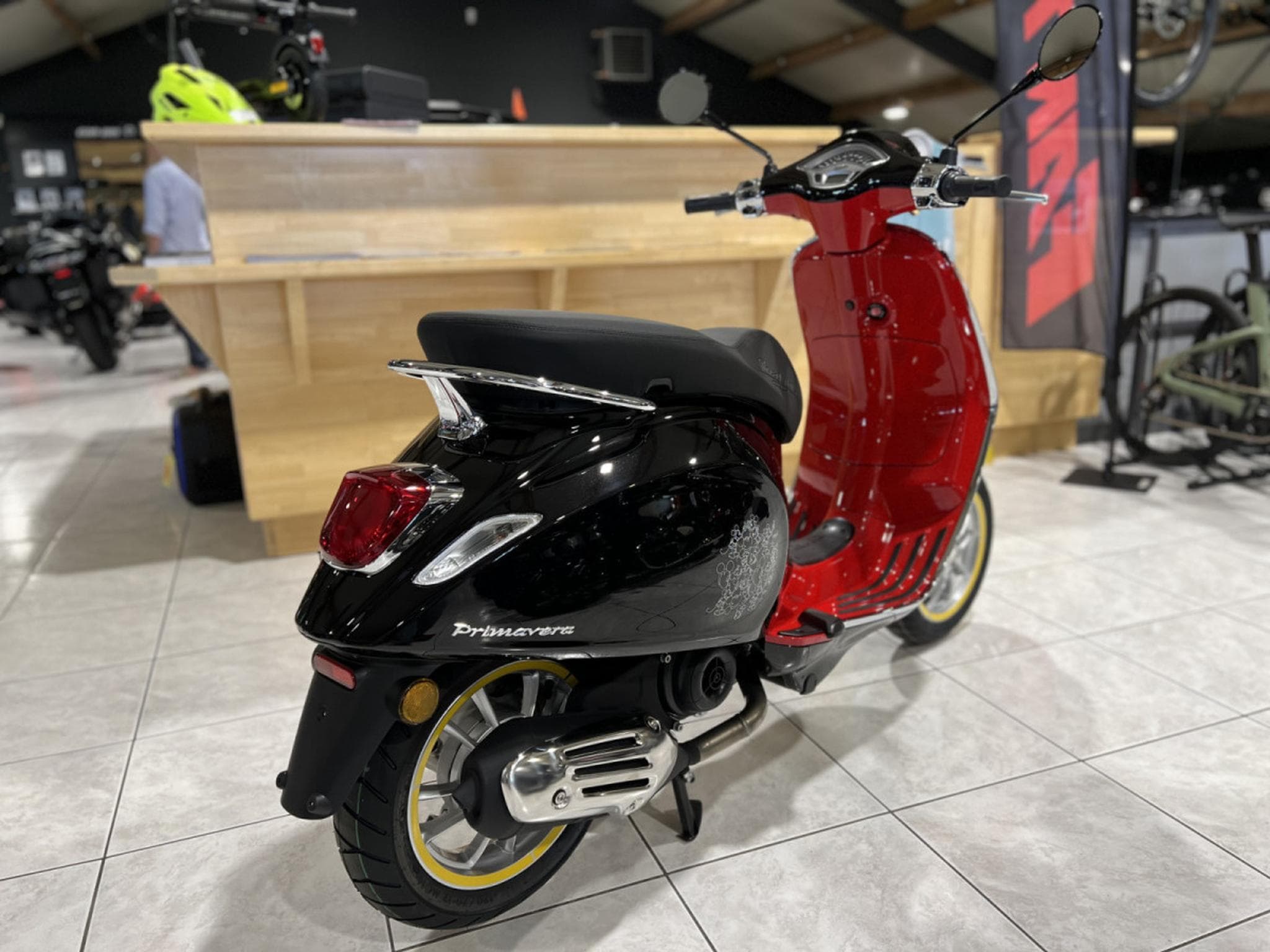 Vespa Primavera Mickey Mouse Edition 4T  classe B 45 Km/h (2025) - Photo 3