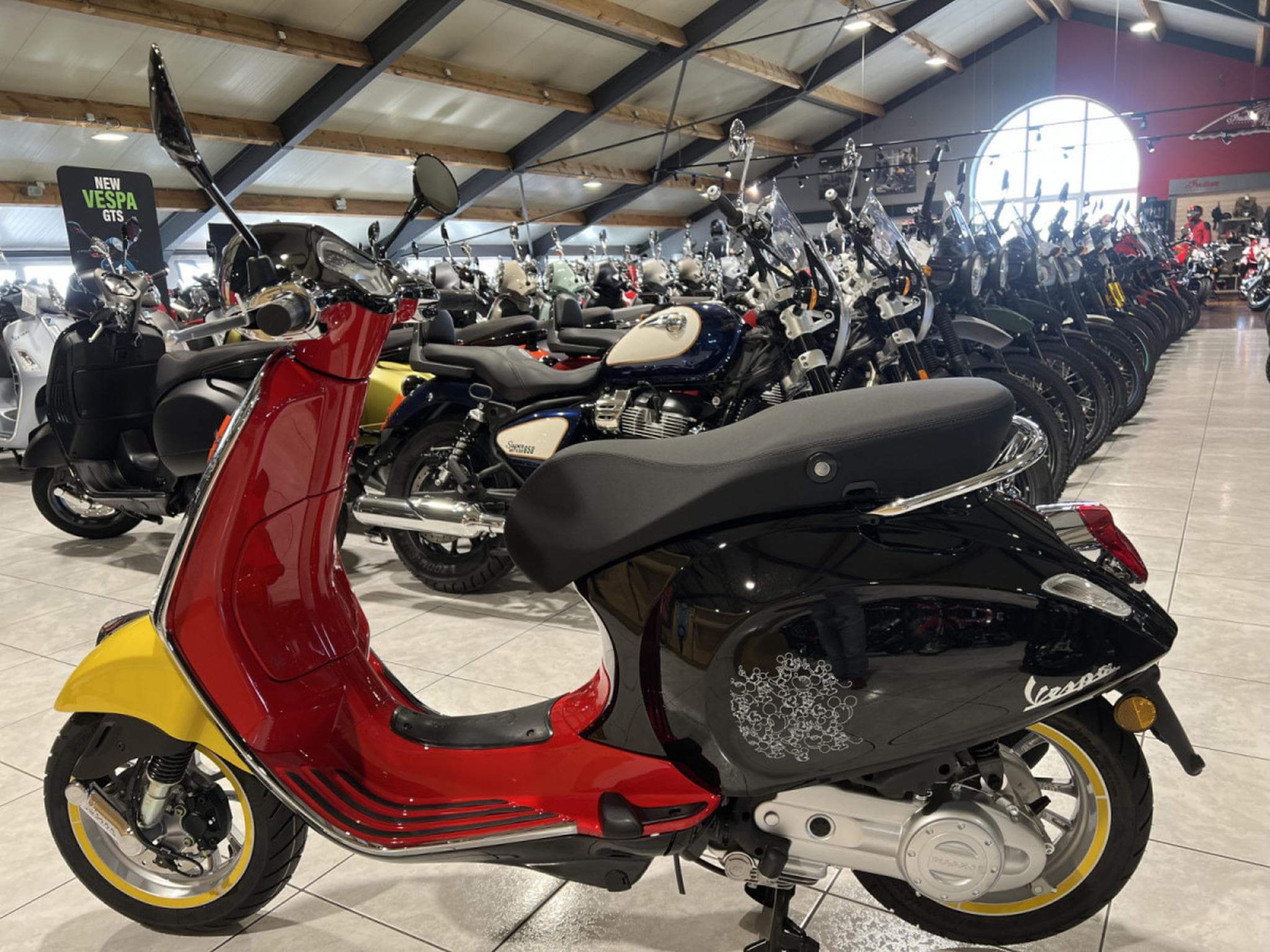 Vespa Primavera Mickey Mouse Edition 4T  classe B 45 Km/h (2025) - Photo 4