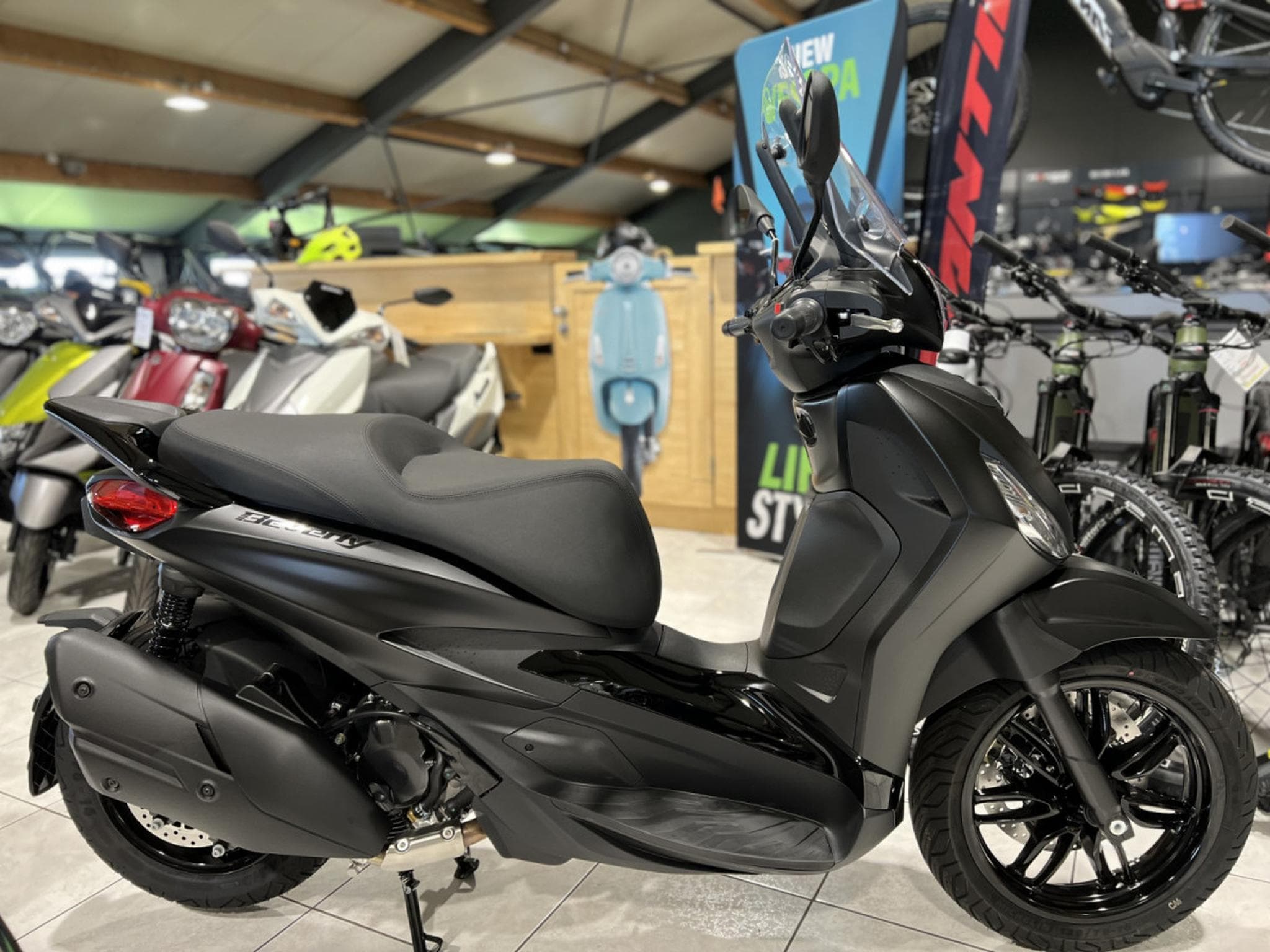 Piaggio Beverly DEEP BLACK (2026) - Photo 1