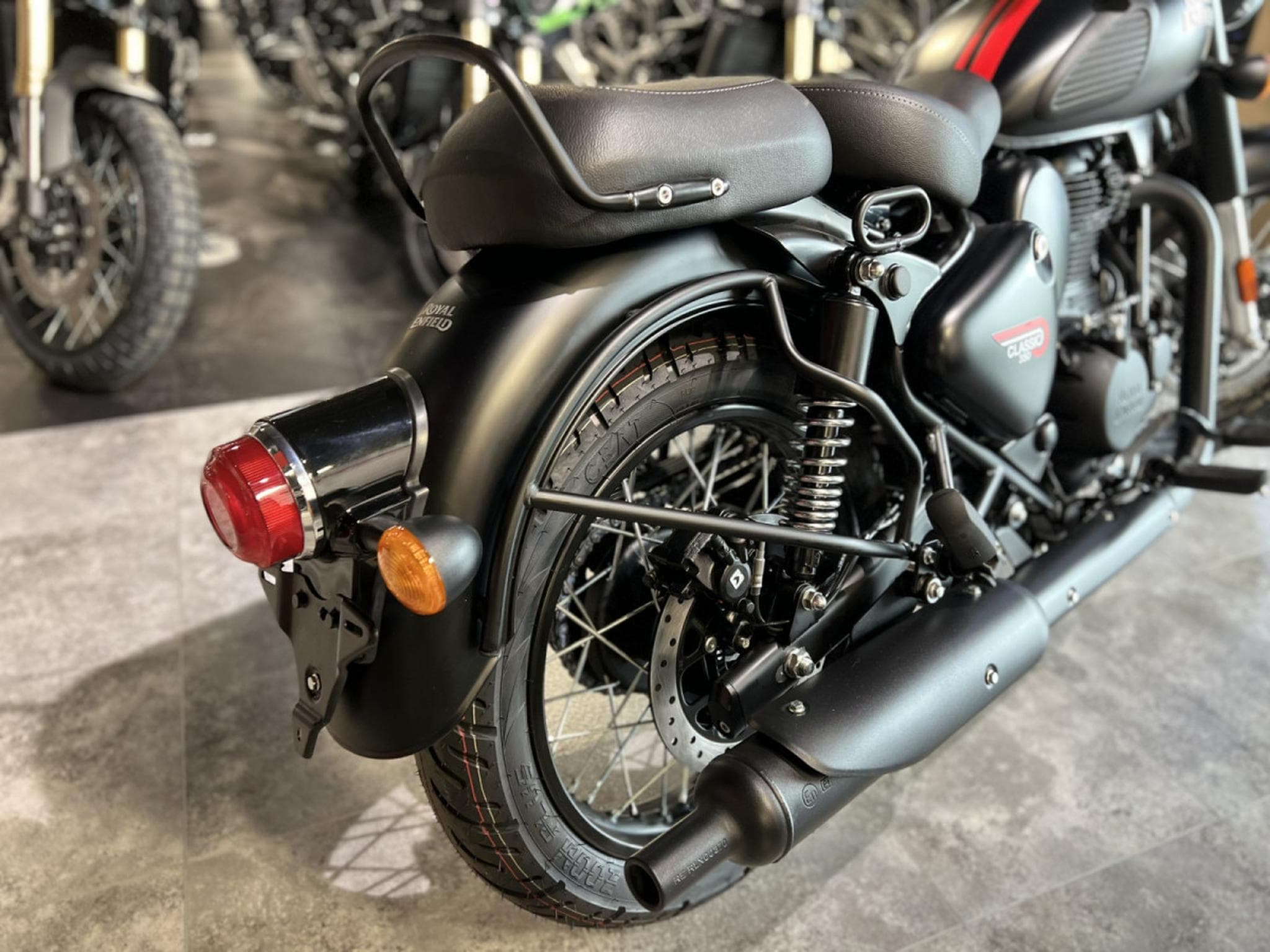 Royal Enfield Classic 350 Noir furtif foncé (2026) - Photo 4