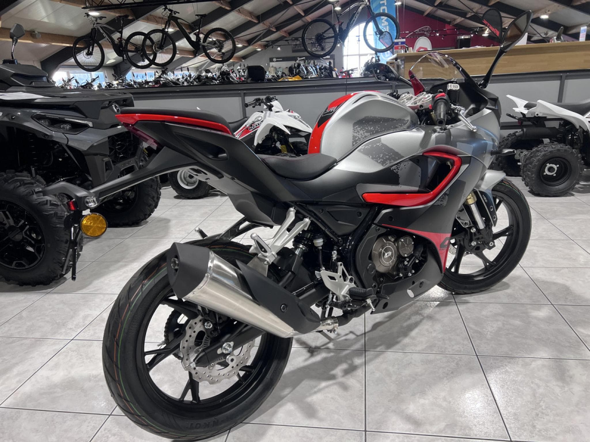QJmotor SRK 125 R (2026) - Photo 3