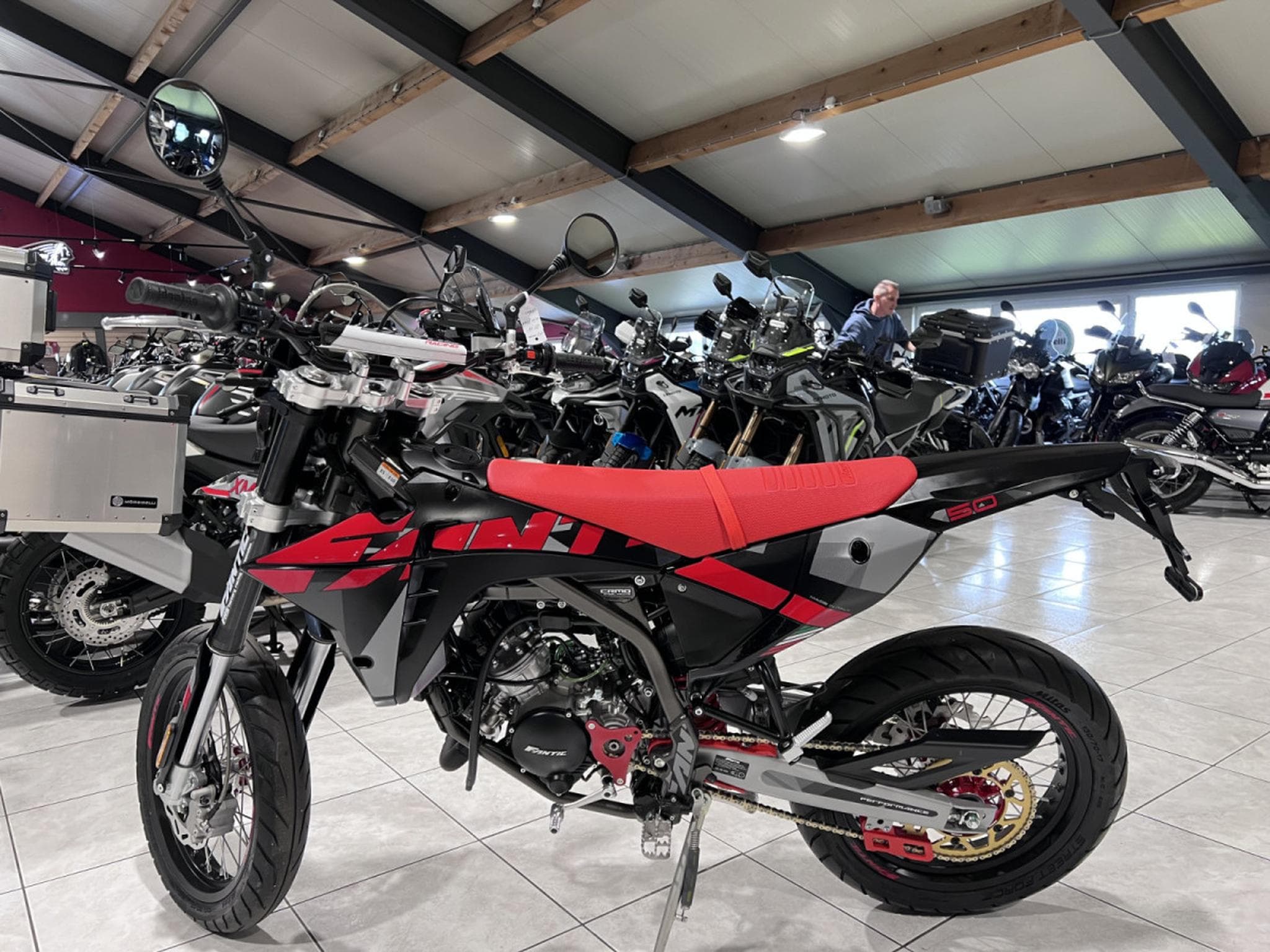 Fantic Motard PERFORMANCE 2T (2026) - Photo 4
