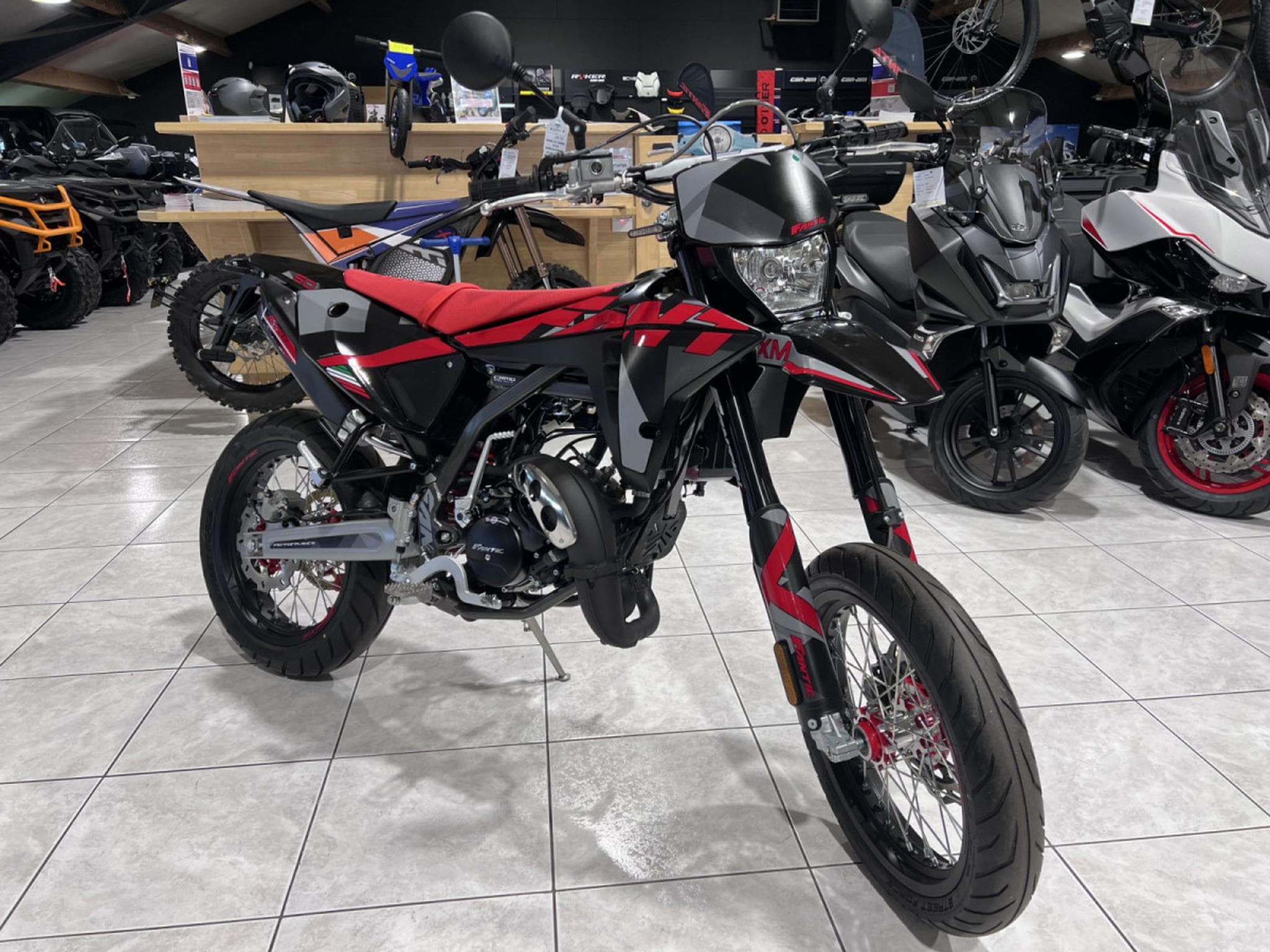 Fantic Motard PERFORMANCE 2T (2026) - Photo 7