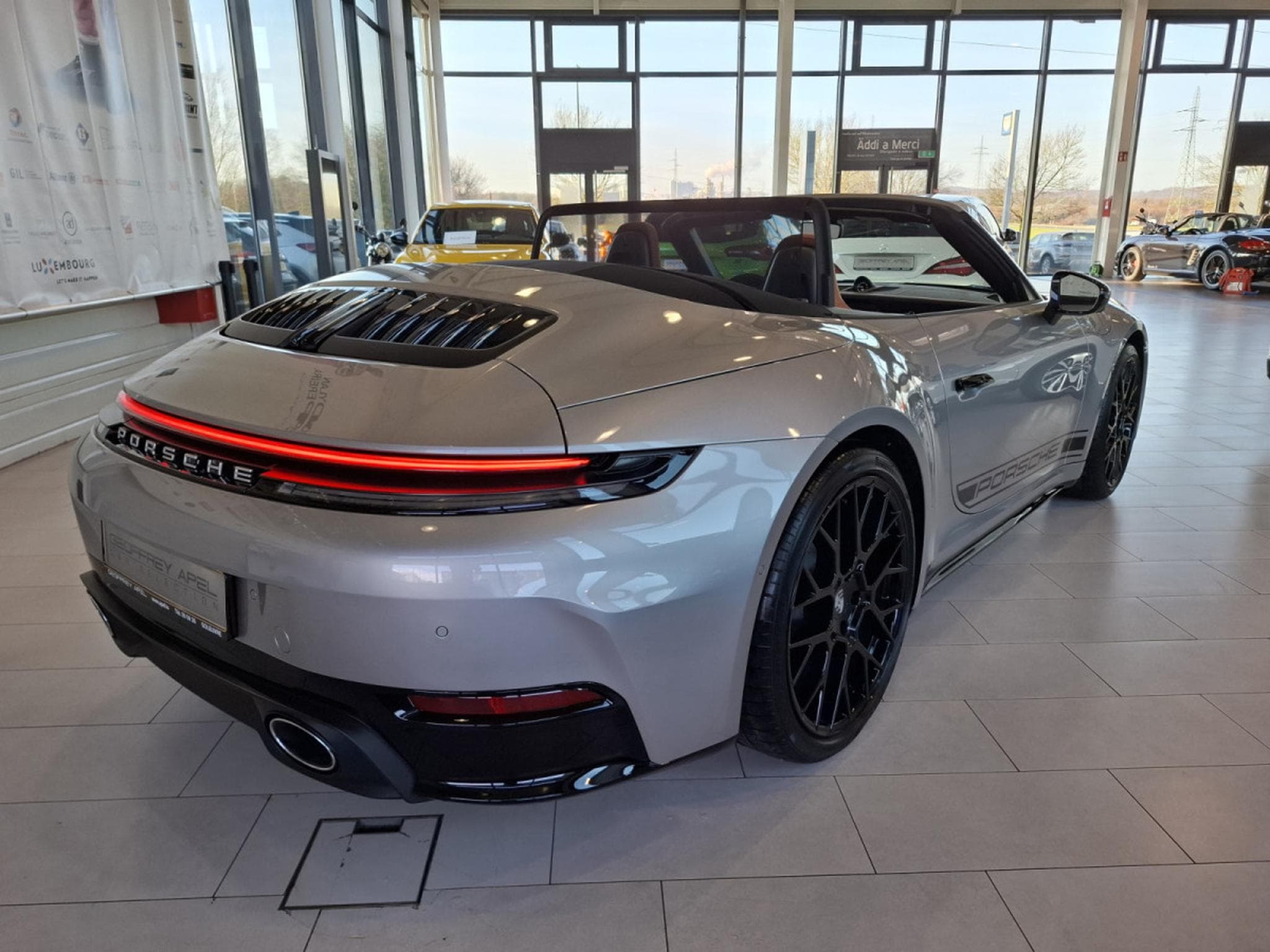 Porsche 911 FACELIFT CARRERA CABRIO PACK CHRONO BOSE CUIR NAVI 1 HAND 36 (2025) - Photo 23