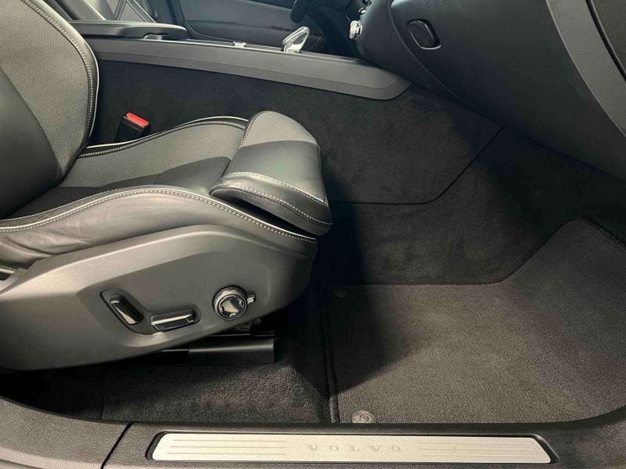 Volvo XC60 Black Edition (2025) - Photo 11