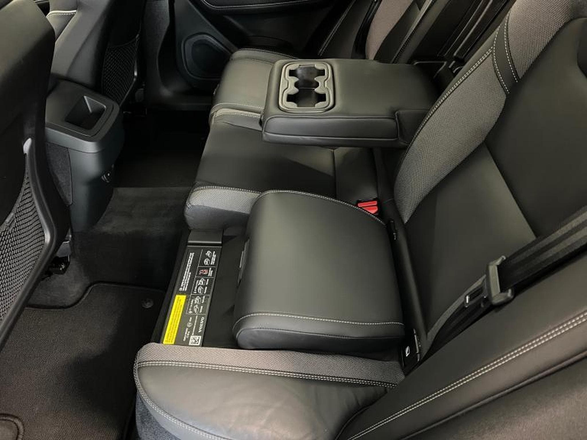 Volvo XC60 Black Edition (2025) - Photo 16