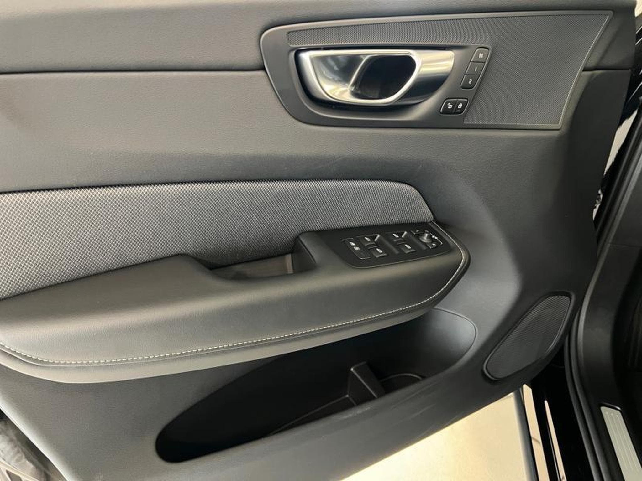 Volvo XC60 Black Edition (2025) - Photo 17