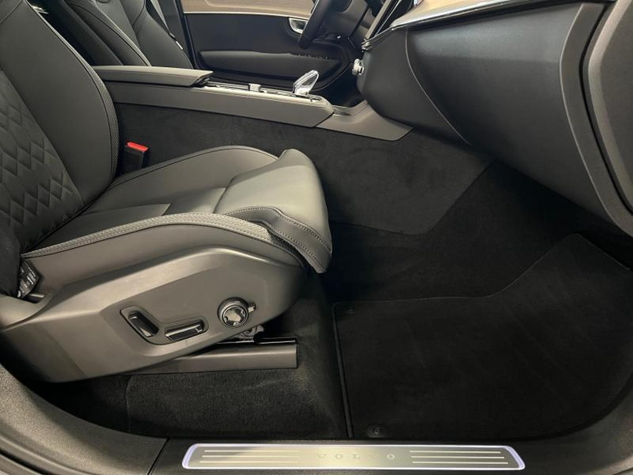 Volvo XC90 Plus Dark (2025) - Photo 11