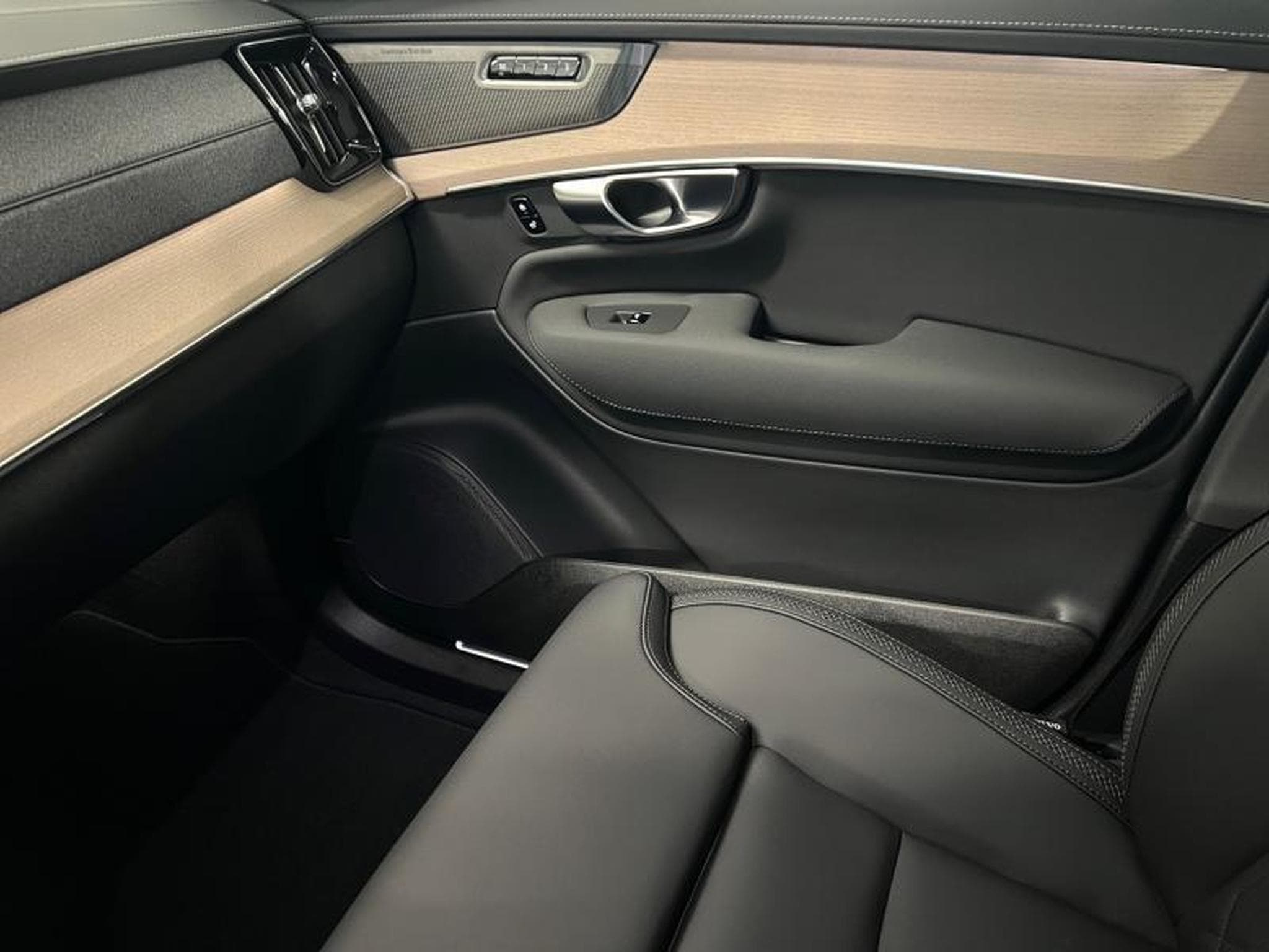 Volvo XC90 Plus Dark (2025) - Photo 13