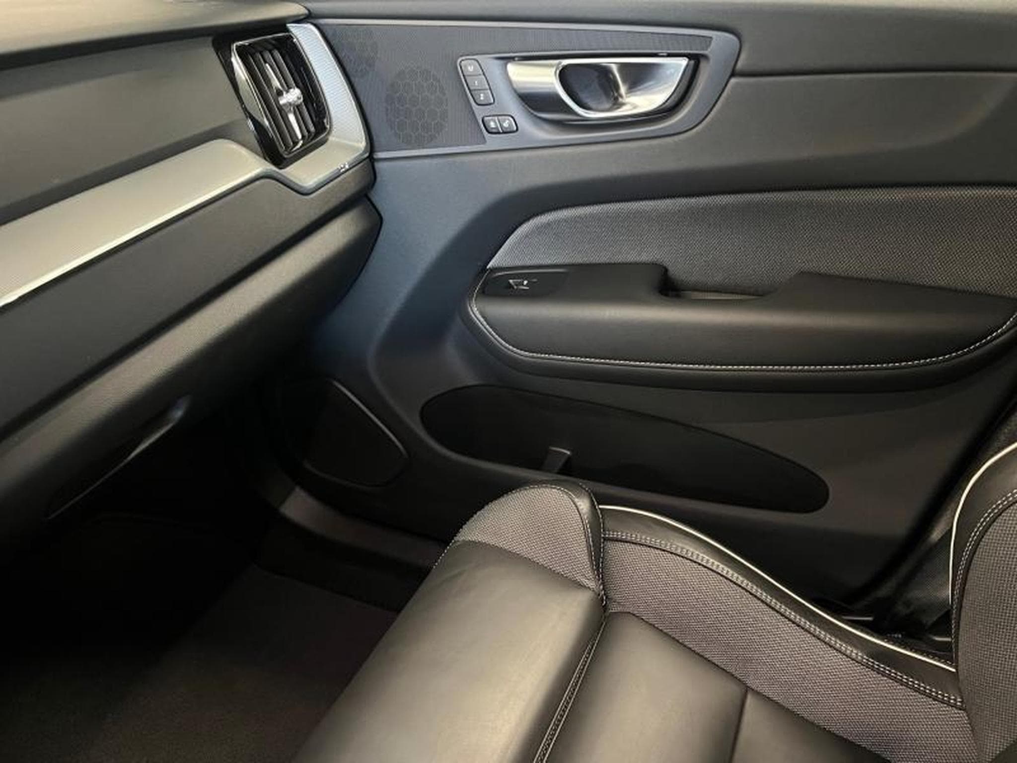 Volvo XC60 Black Edition (2025) - Photo 13