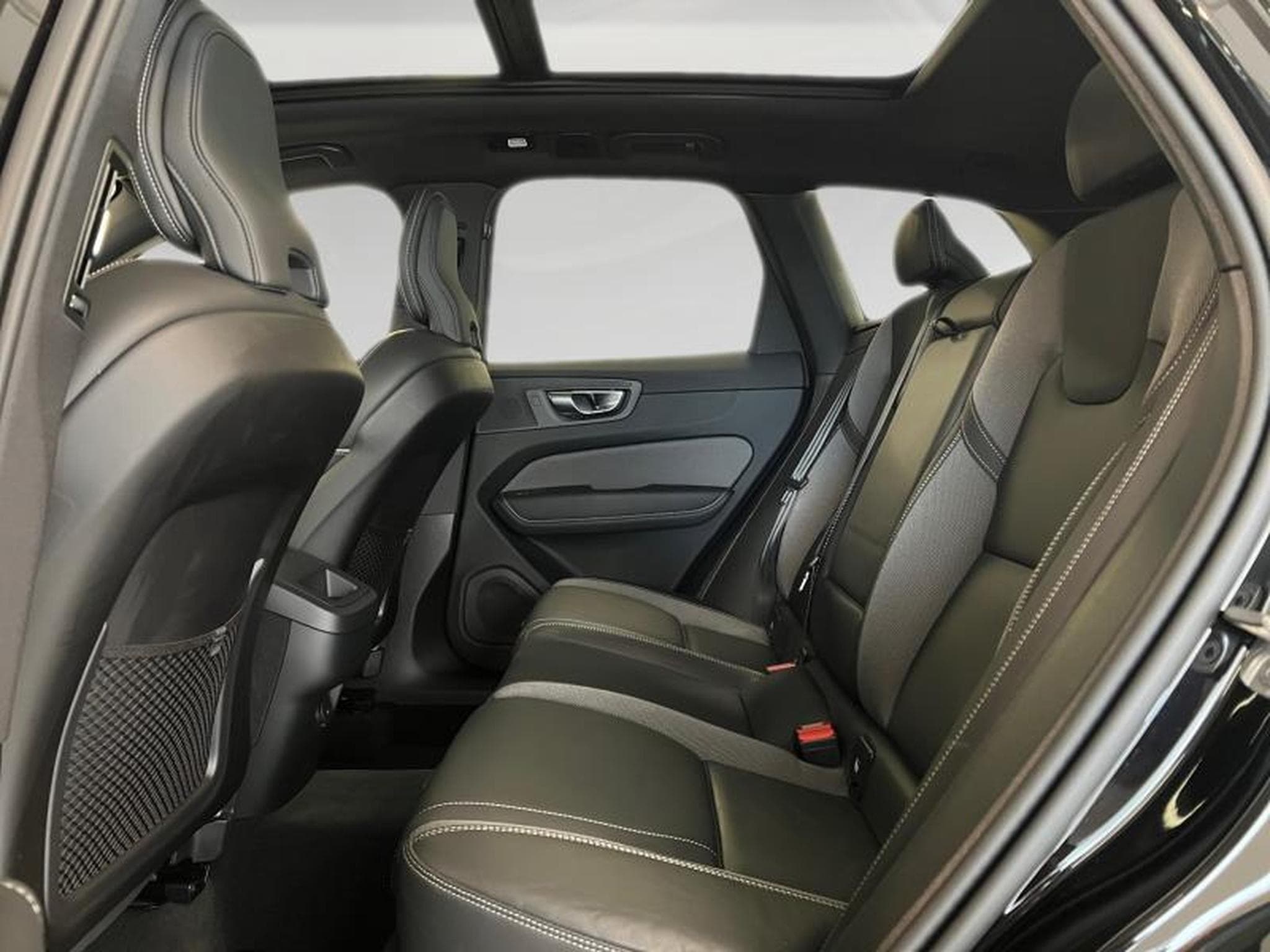 Volvo XC60 Black Edition (2025) - Photo 15