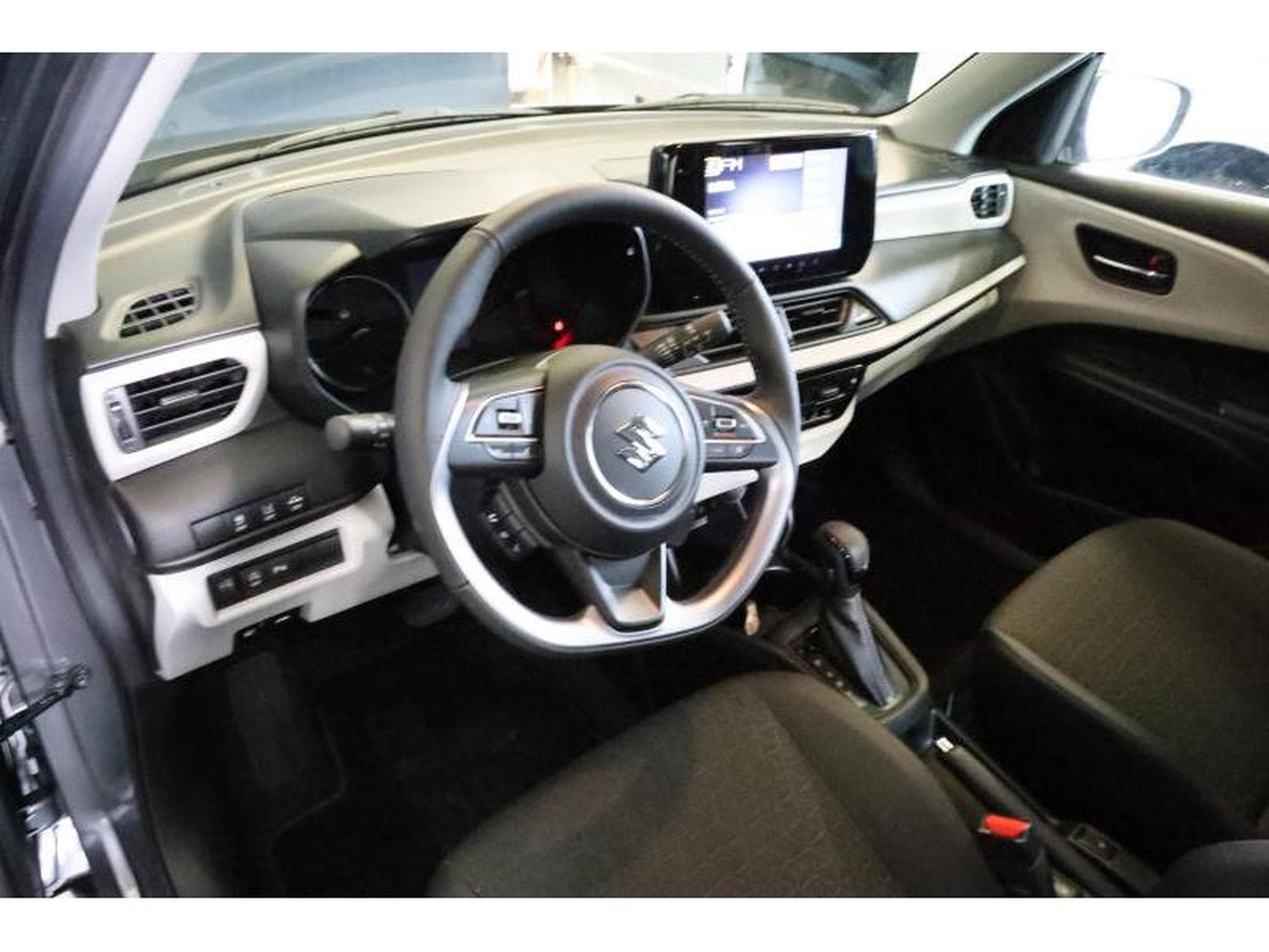 Suzuki Swift GL+ (2025) - Photo 18