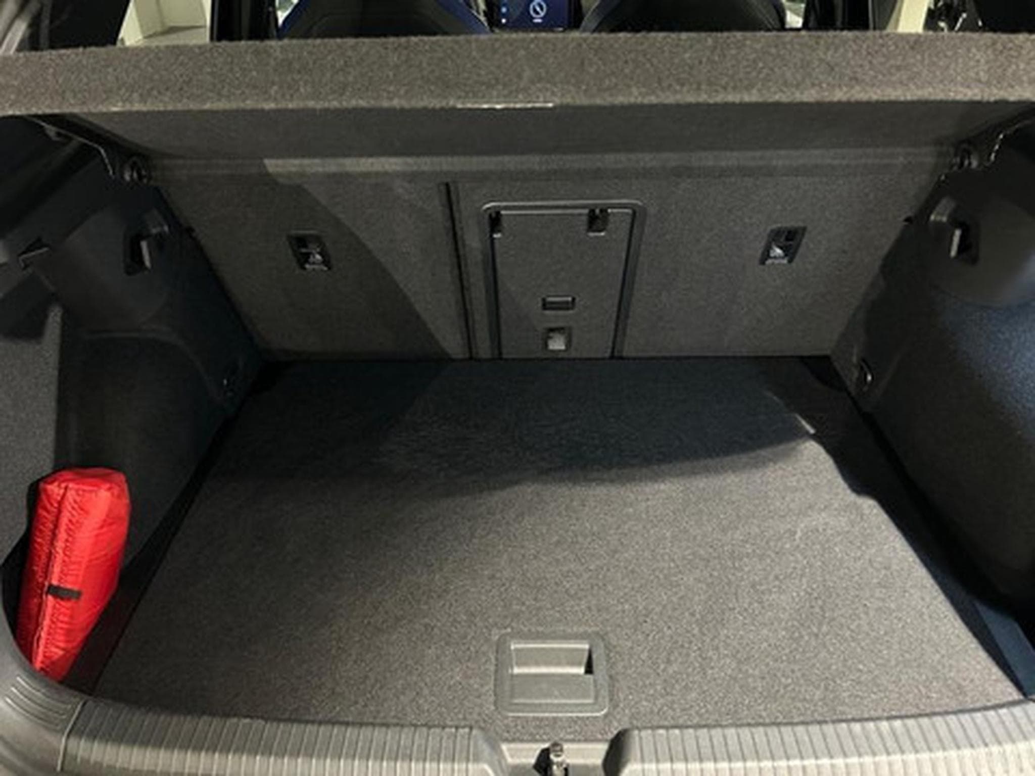 VW Golf 2.0 TSI 235kW R DSG (2023) - Photo 11