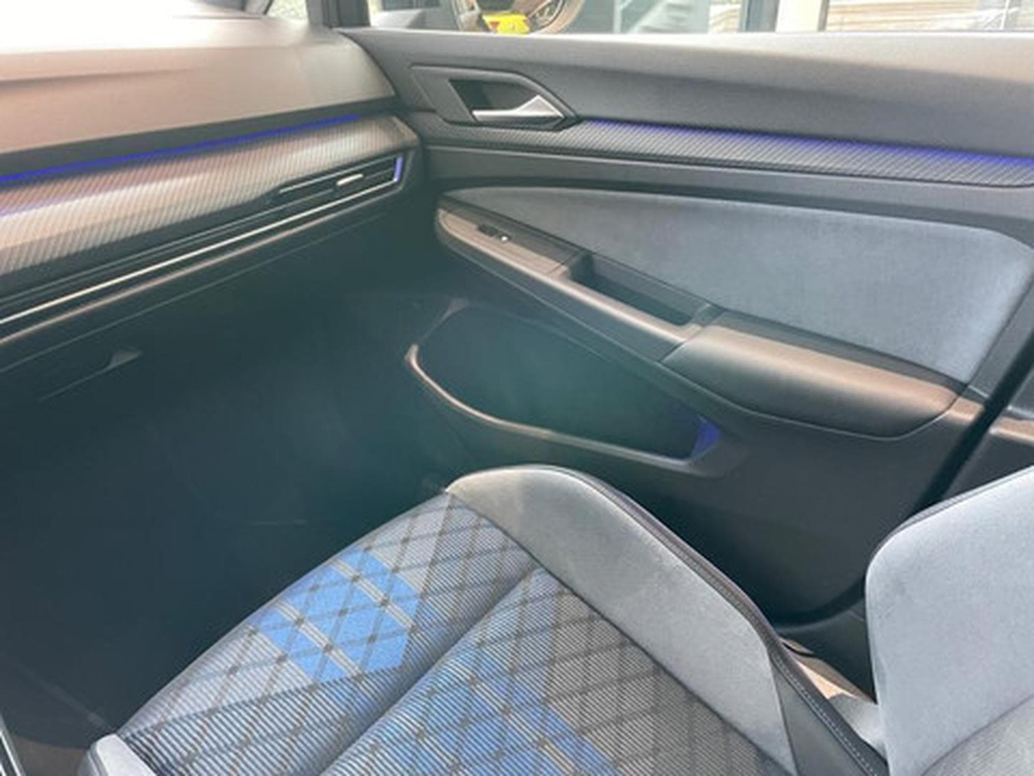 VW Golf 2.0 TSI 235kW R DSG (2023) - Photo 9