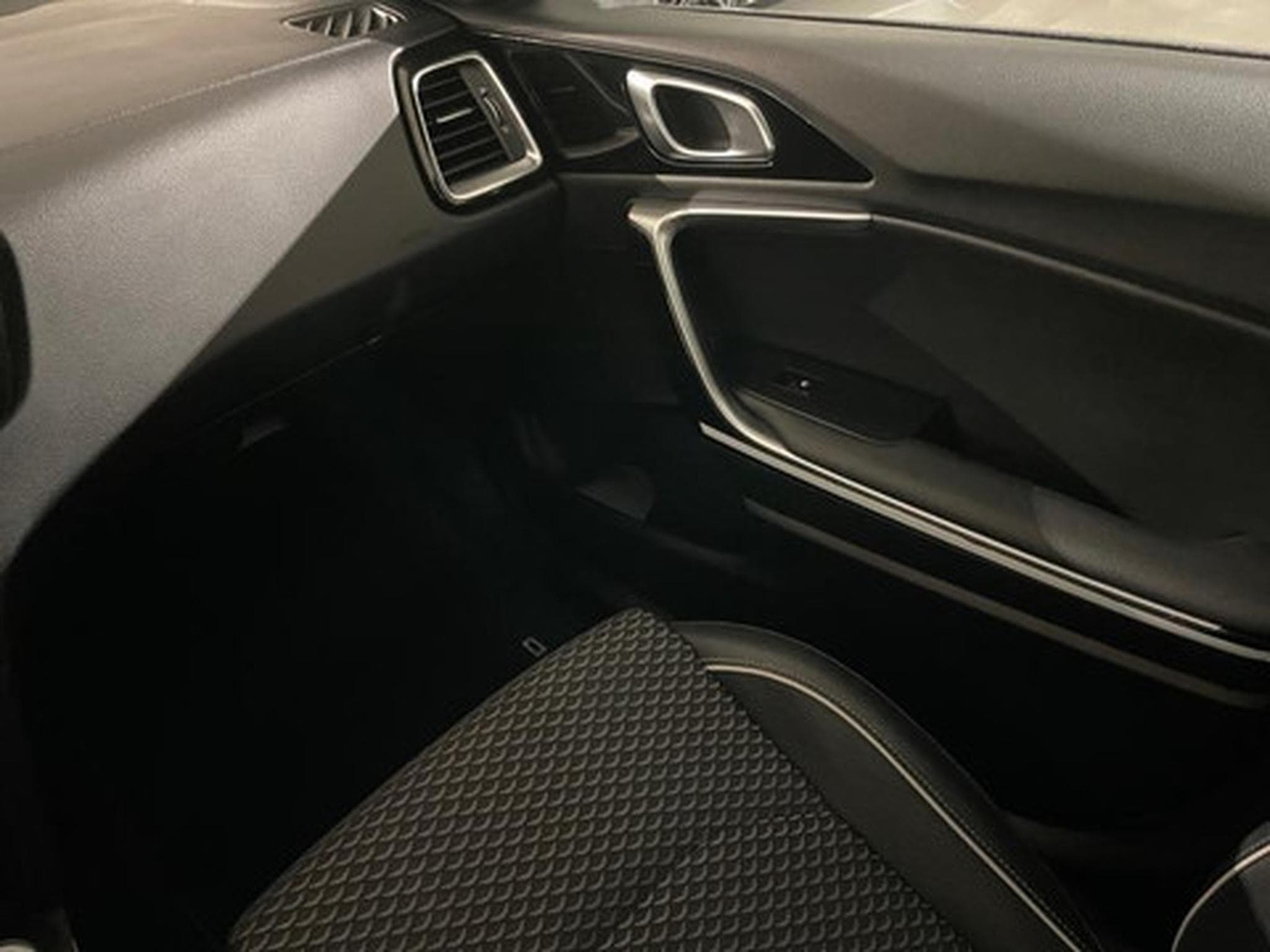 Kia Ceed Pulse 1.0 T-GDI 120 MHEV DCT ISG (2024) - Photo 9