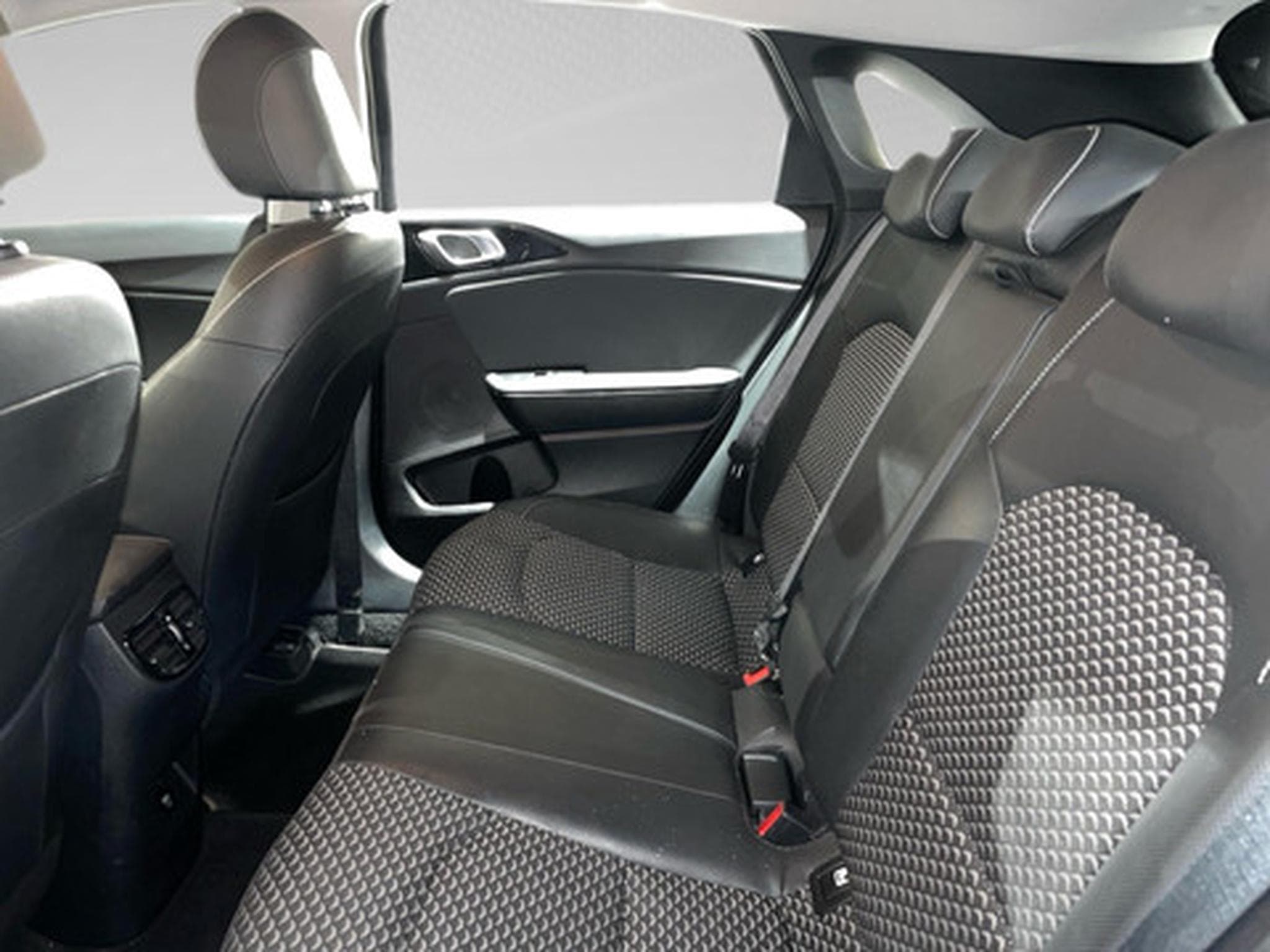 Kia Ceed Pulse 1.0 T-GDI 120 MHEV DCT ISG (2024) - Photo 11
