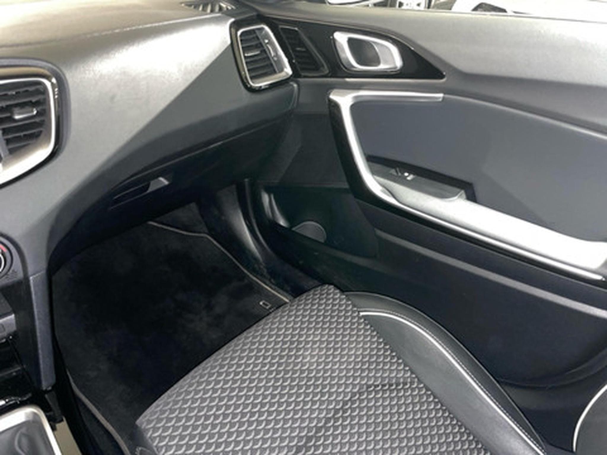 Kia Ceed Pulse 1.0 T-GDI 120 MHEV DCT ISG (2024) - Photo 9