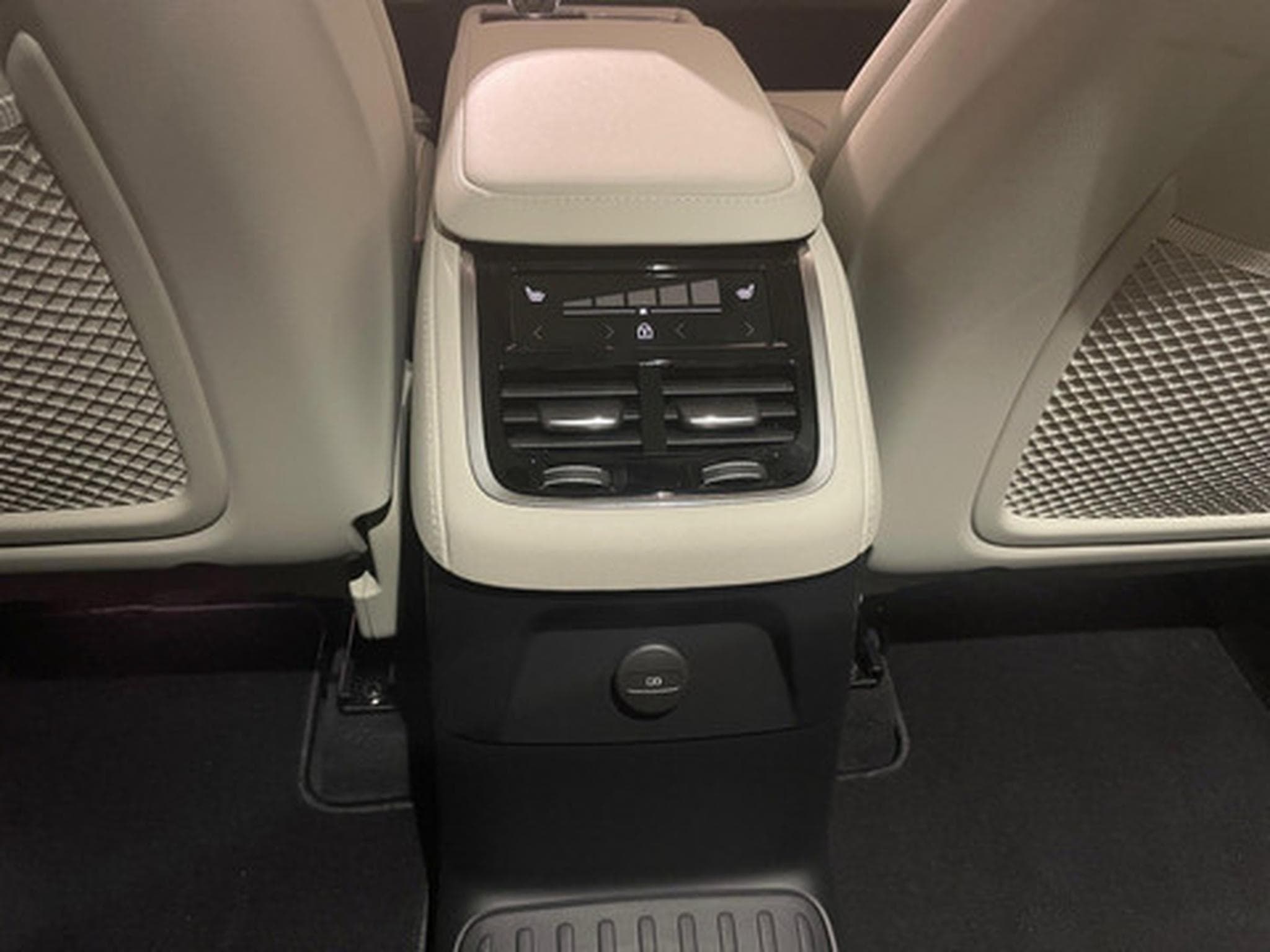 Volvo XC90 2.0 T8 4WD Plus Dark Aut. (2025) - Photo 13
