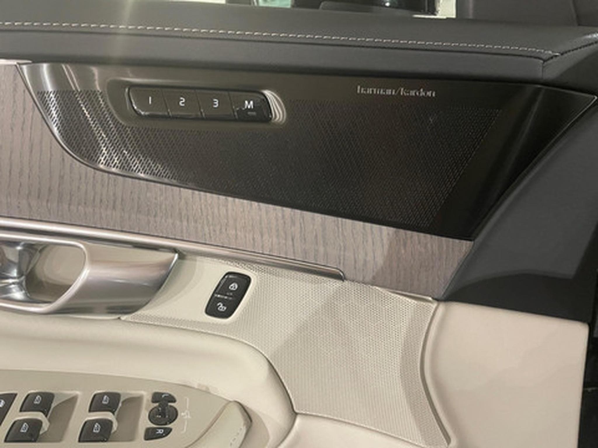 Volvo XC90 2.0 T8 4WD Plus Dark Aut. (2025) - Photo 16